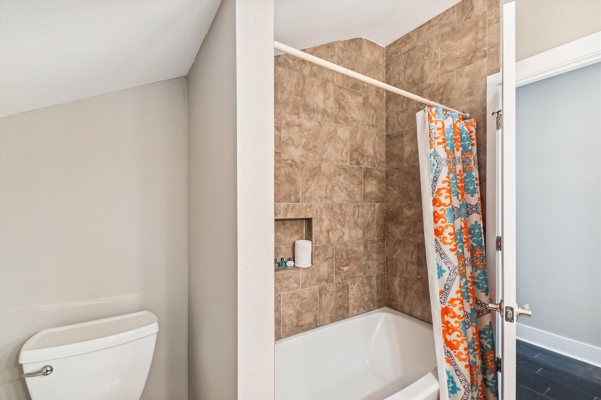 Shared Guest Bathroom - Shower/Tub Combo