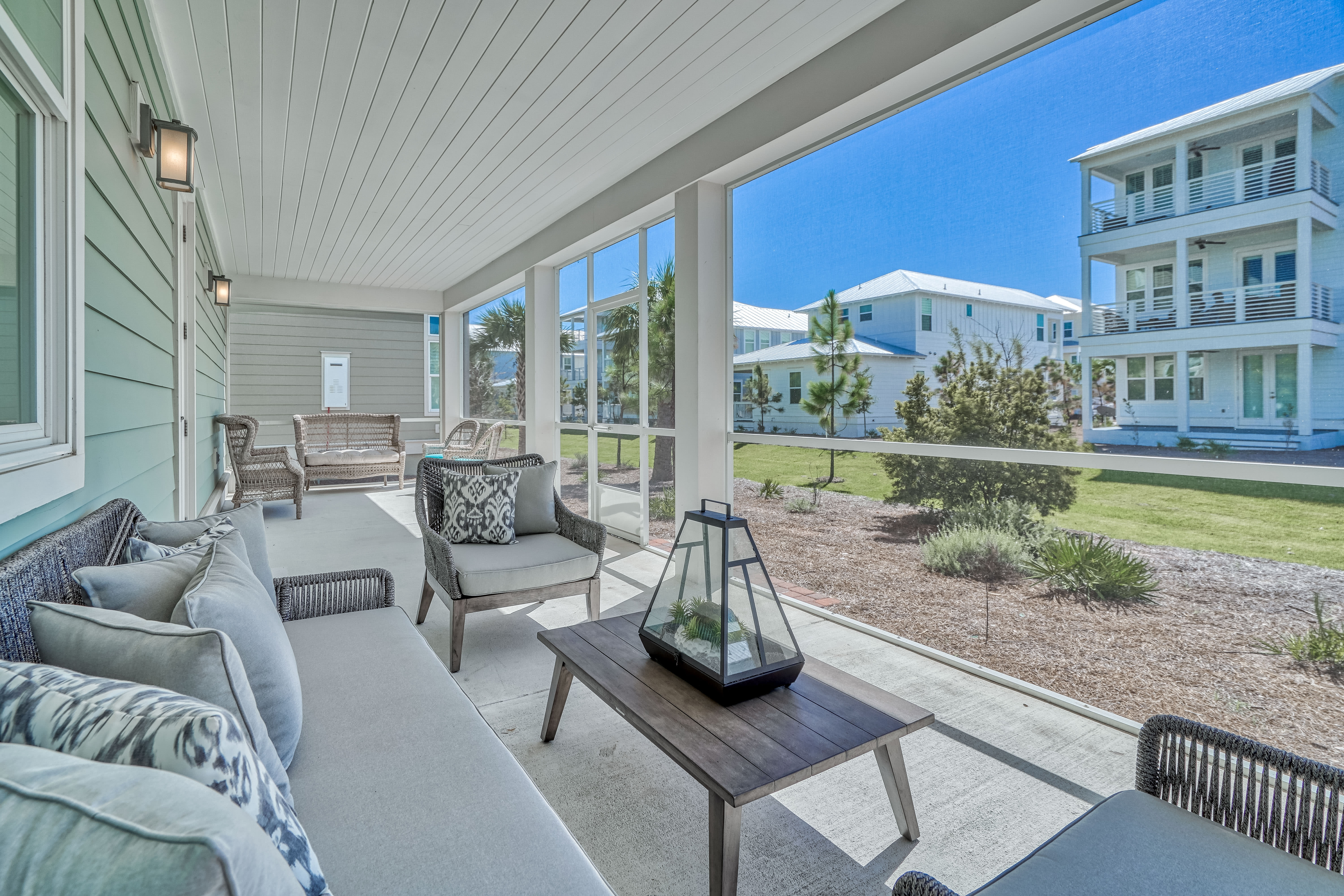 1st Floor Screened-in Porch - Alternate View