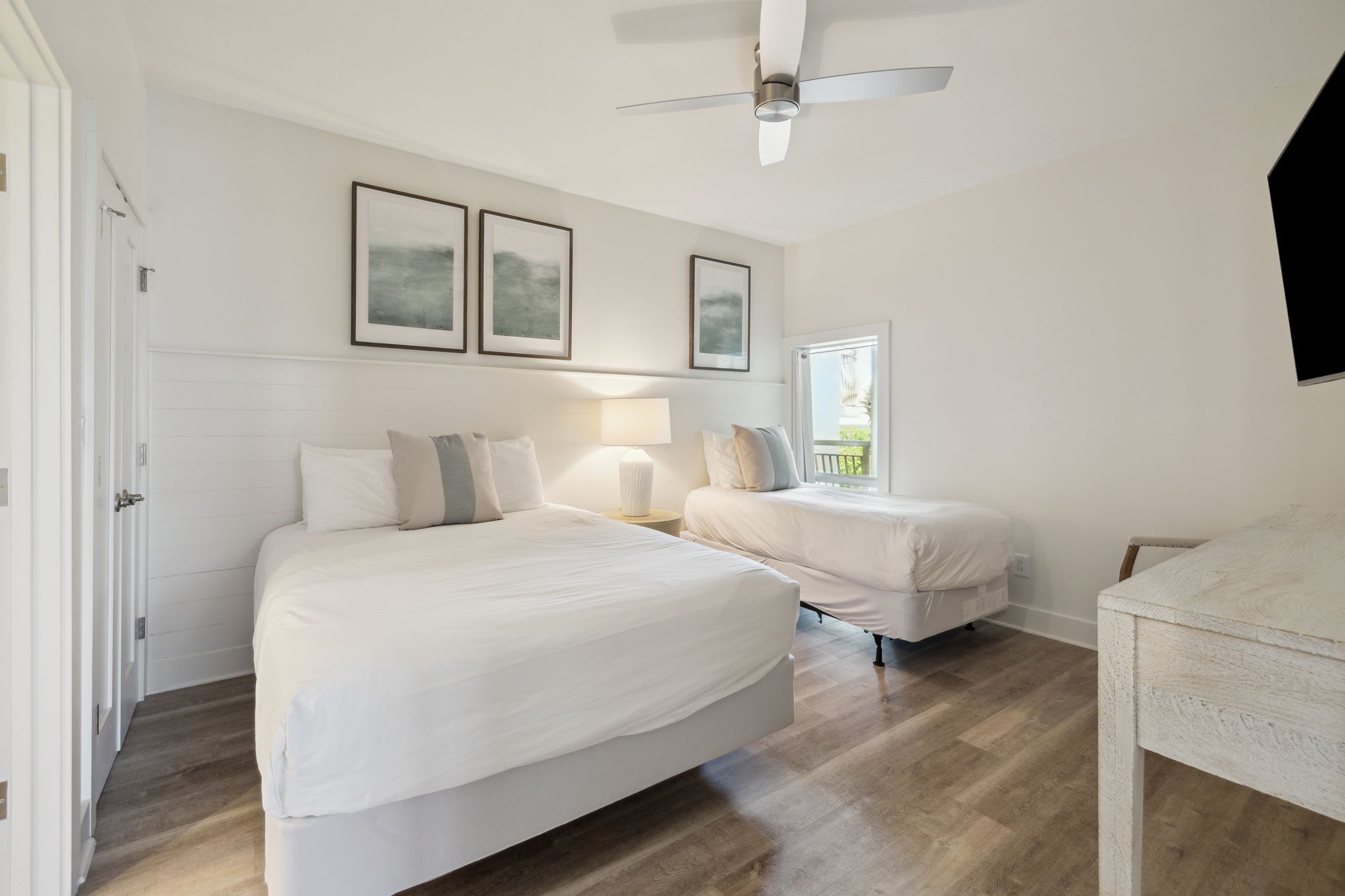 Guest Suite with Queen & Twin Bed - Equipped with a Flat-Screen TV