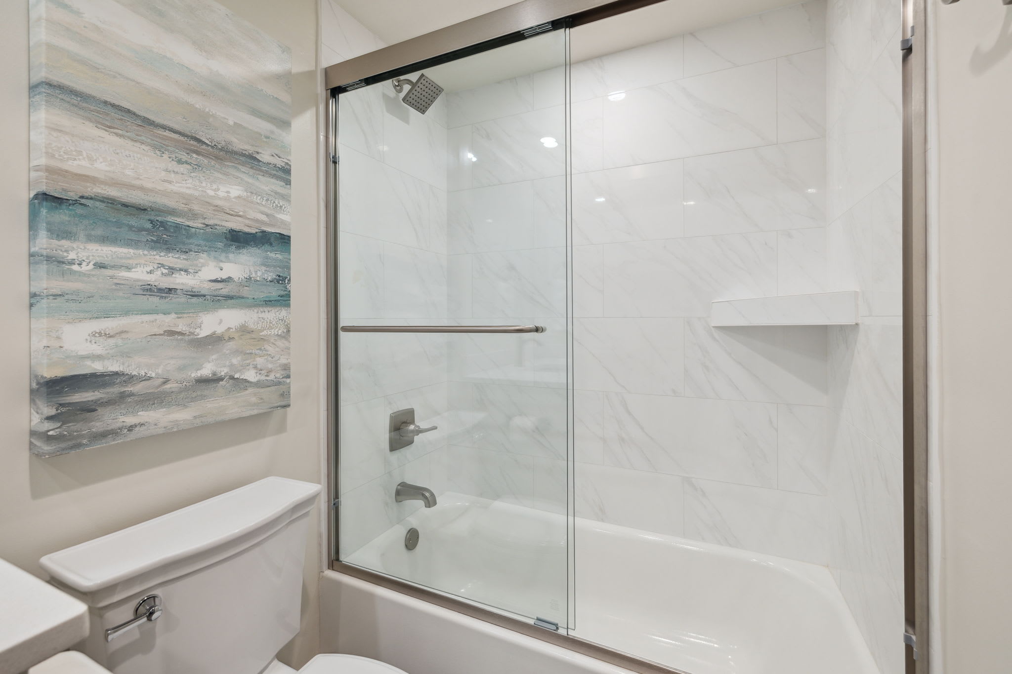 Guest En-Suite - Shower/Tub Combo