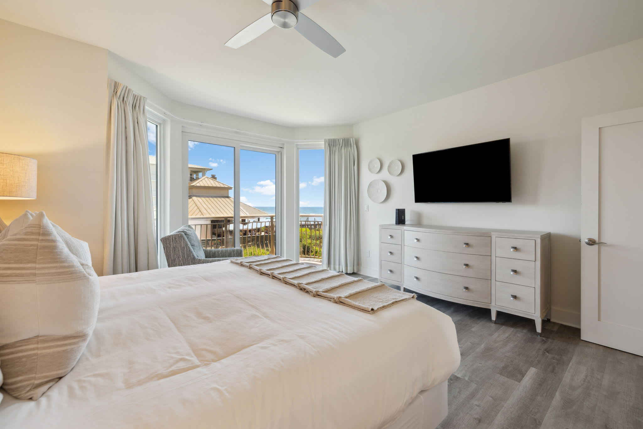 Primary King Suite - Balcony Access & a Flat-Screen TV