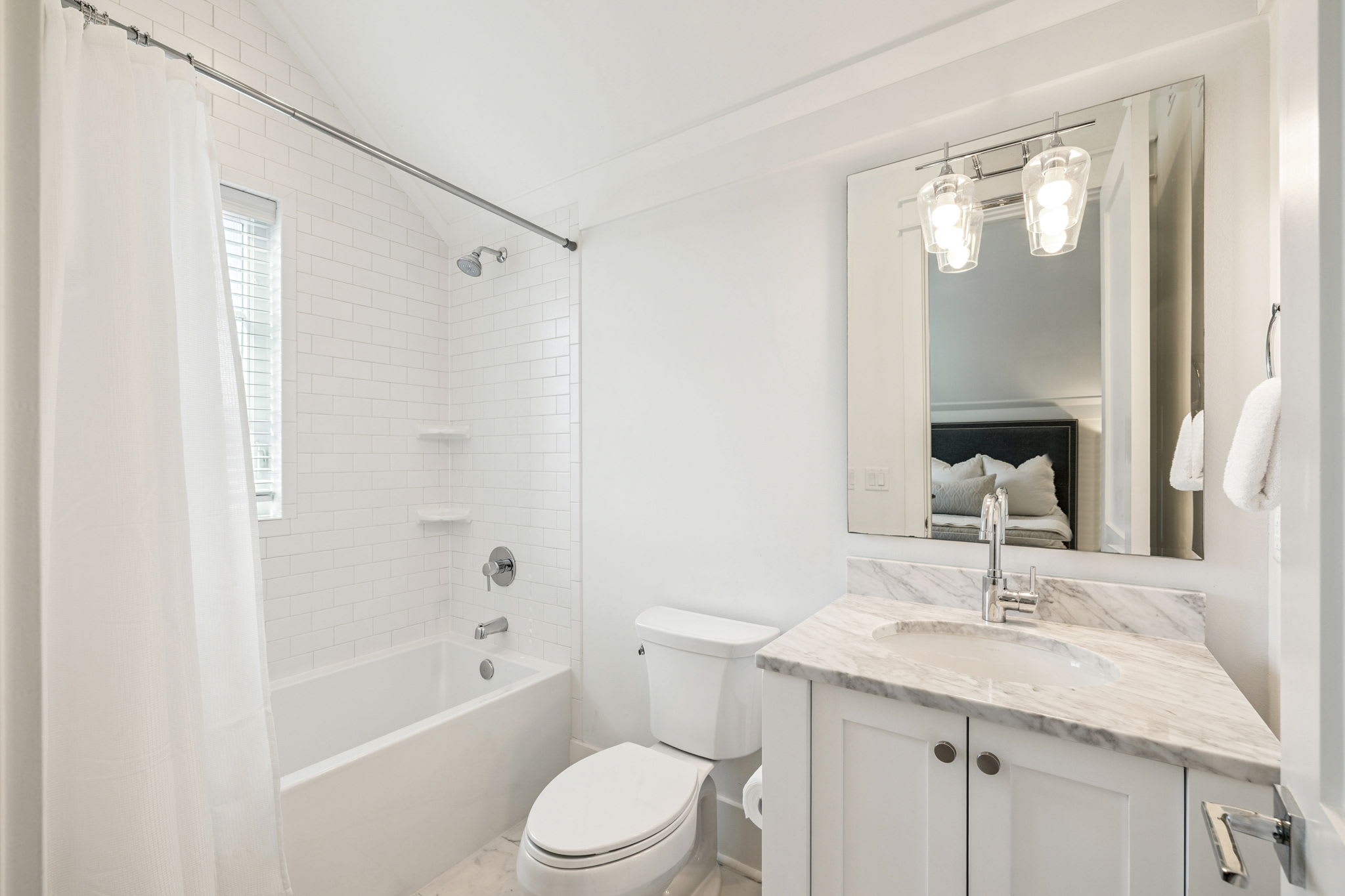 King Guest En-Suite - Single Vanity + Shower/Tub Combo