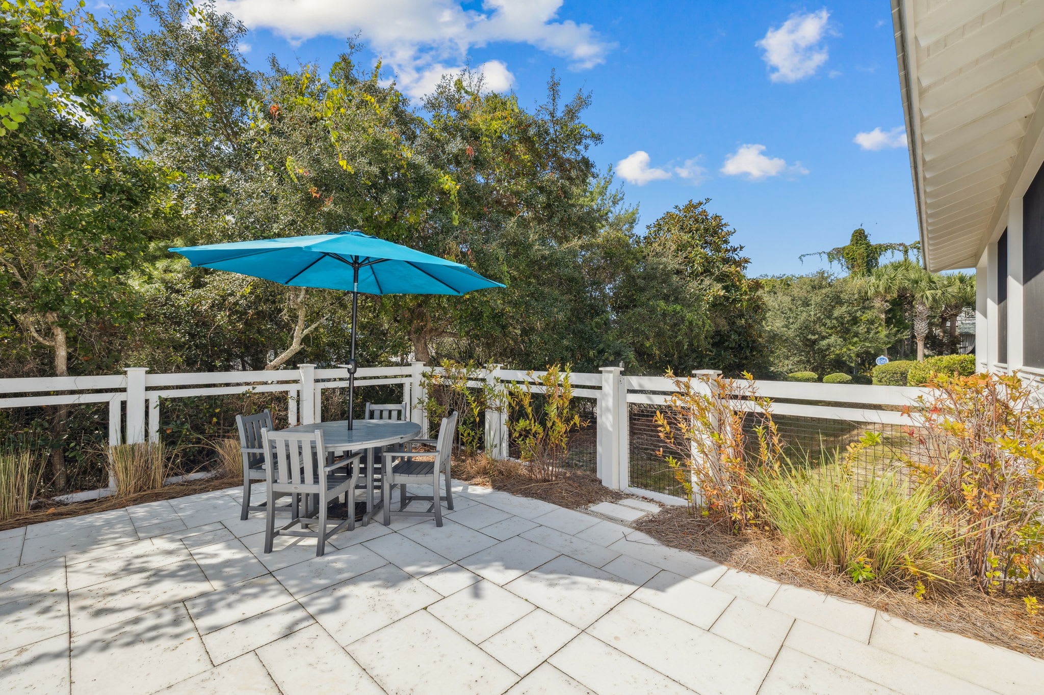 Enjoy Shaded Al Fresco Dining for 4