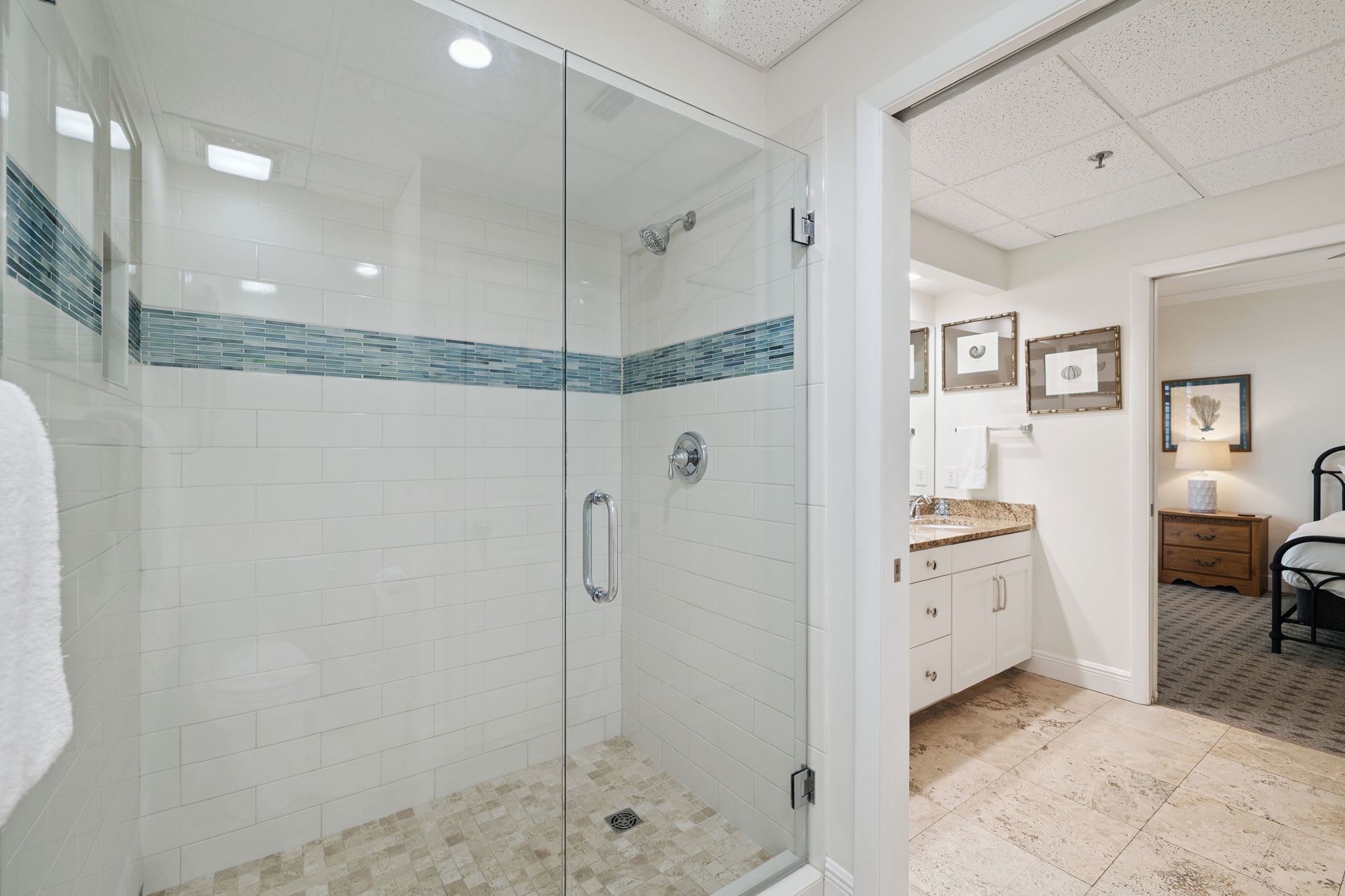 Queen Guest En-Suite - Walk-In Shower