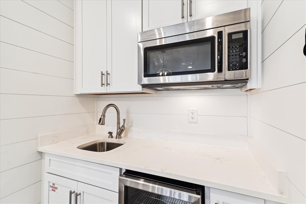 2nd Floor - Wet Bar!