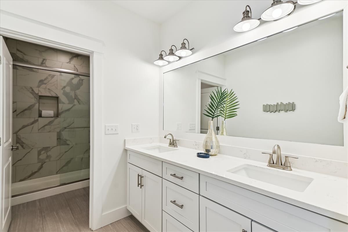 2nd Floor - King Guest En-Suite