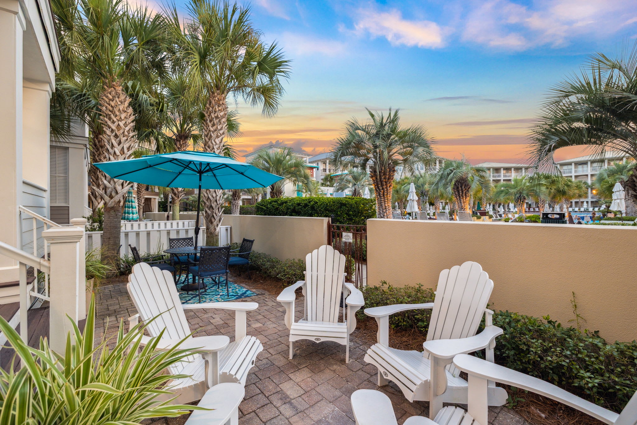 Ample Seating & Al Fresco Dining for 4!