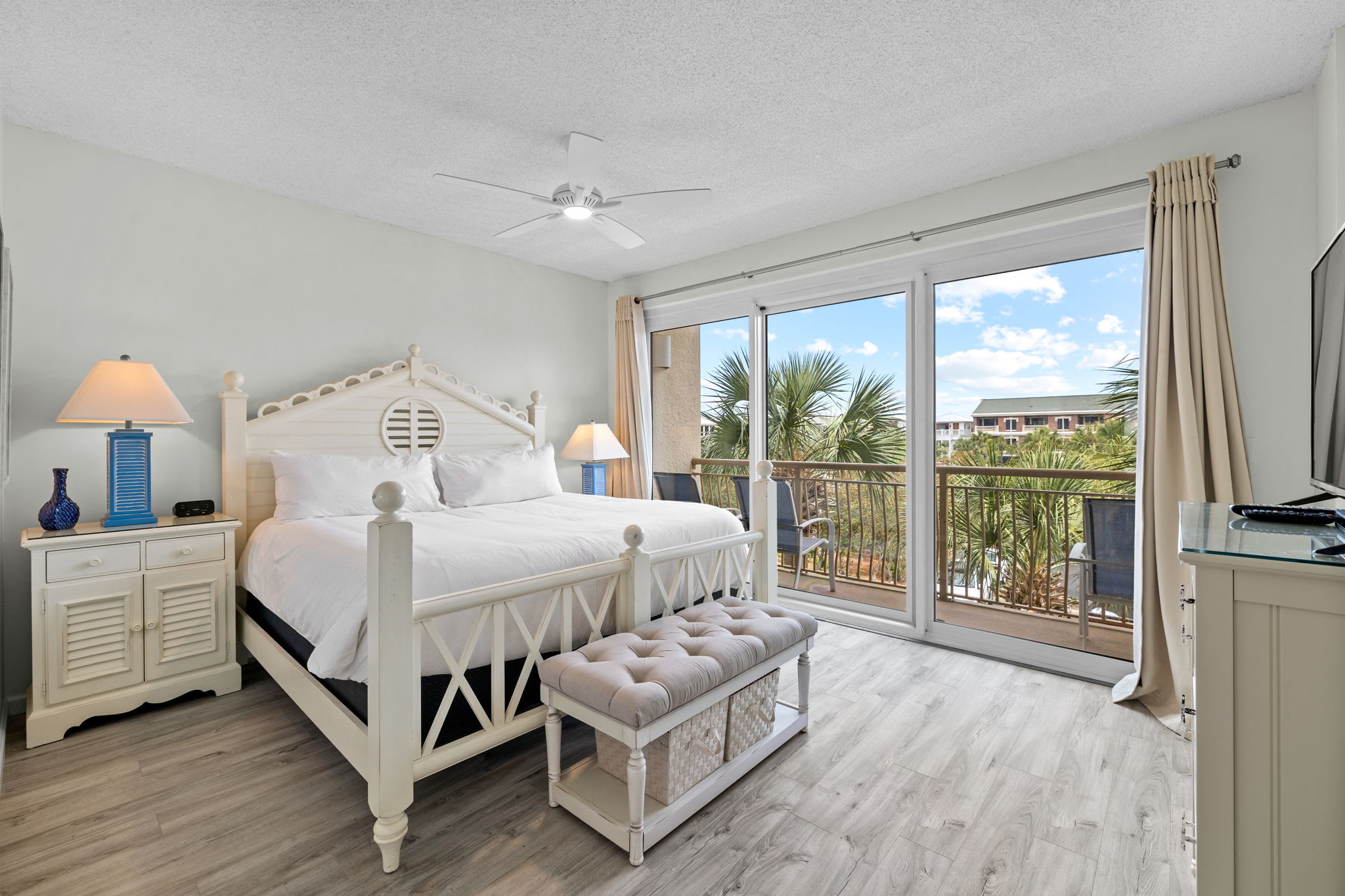 Second Primary Suite with King Size Bed and Balcony