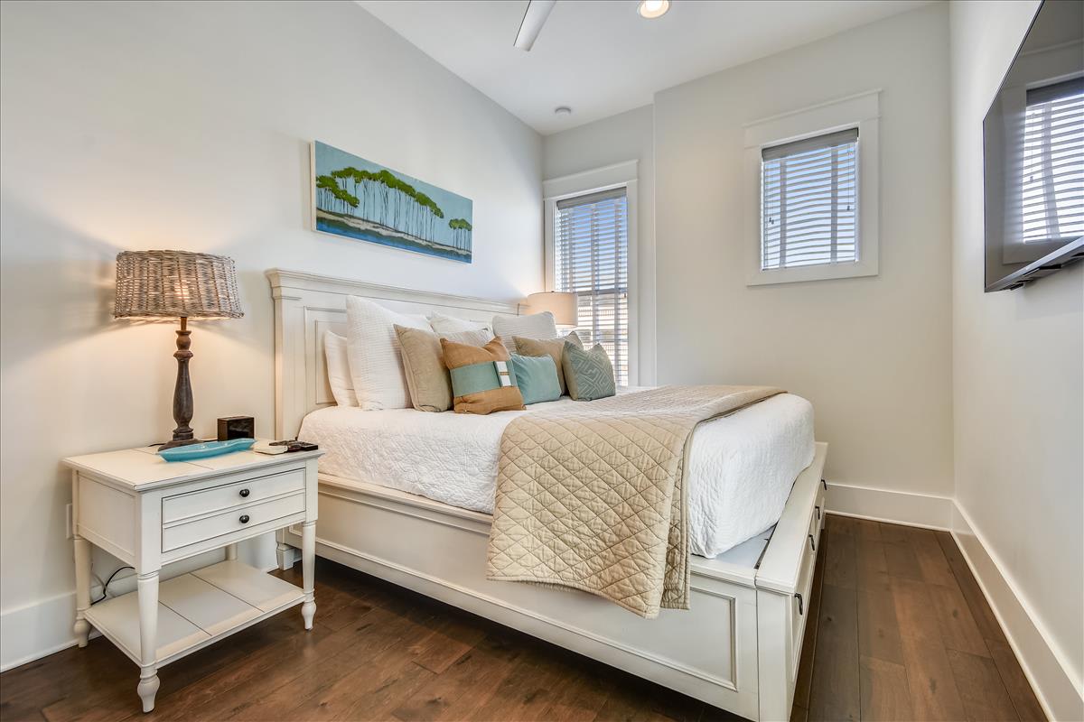 3rd Floor Guest Bedroom - King Size Bed