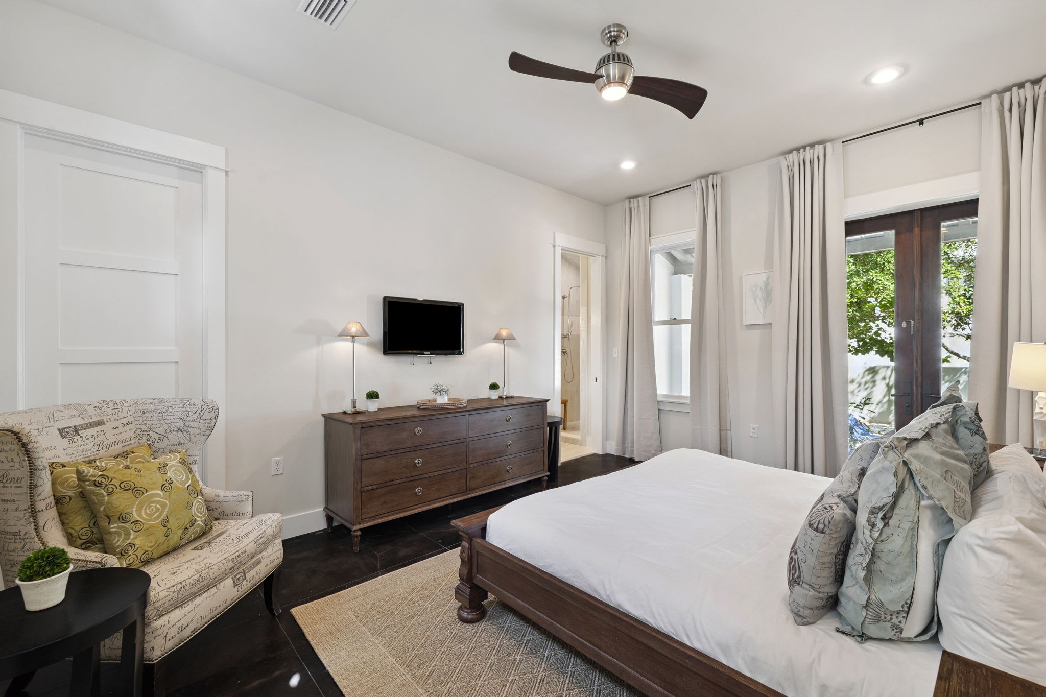 Primary King Suite - Courtyard Access & Flat-Screen TV