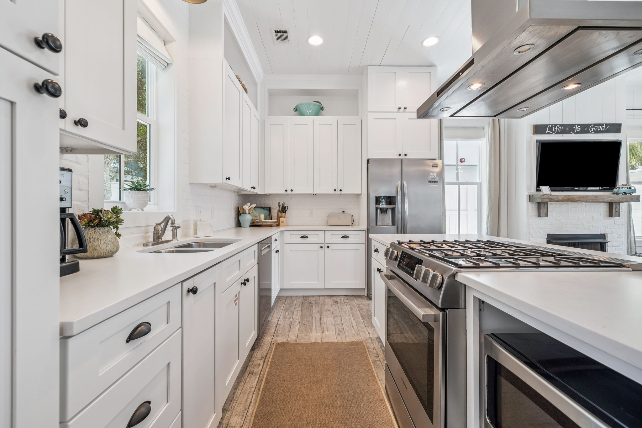 Chef's Kitchen - Equipped with Stainless Steel Apliances