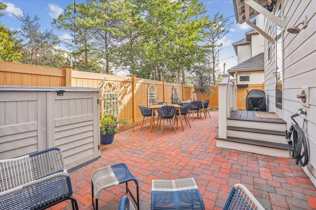Private Back Yard with Grilling Space!