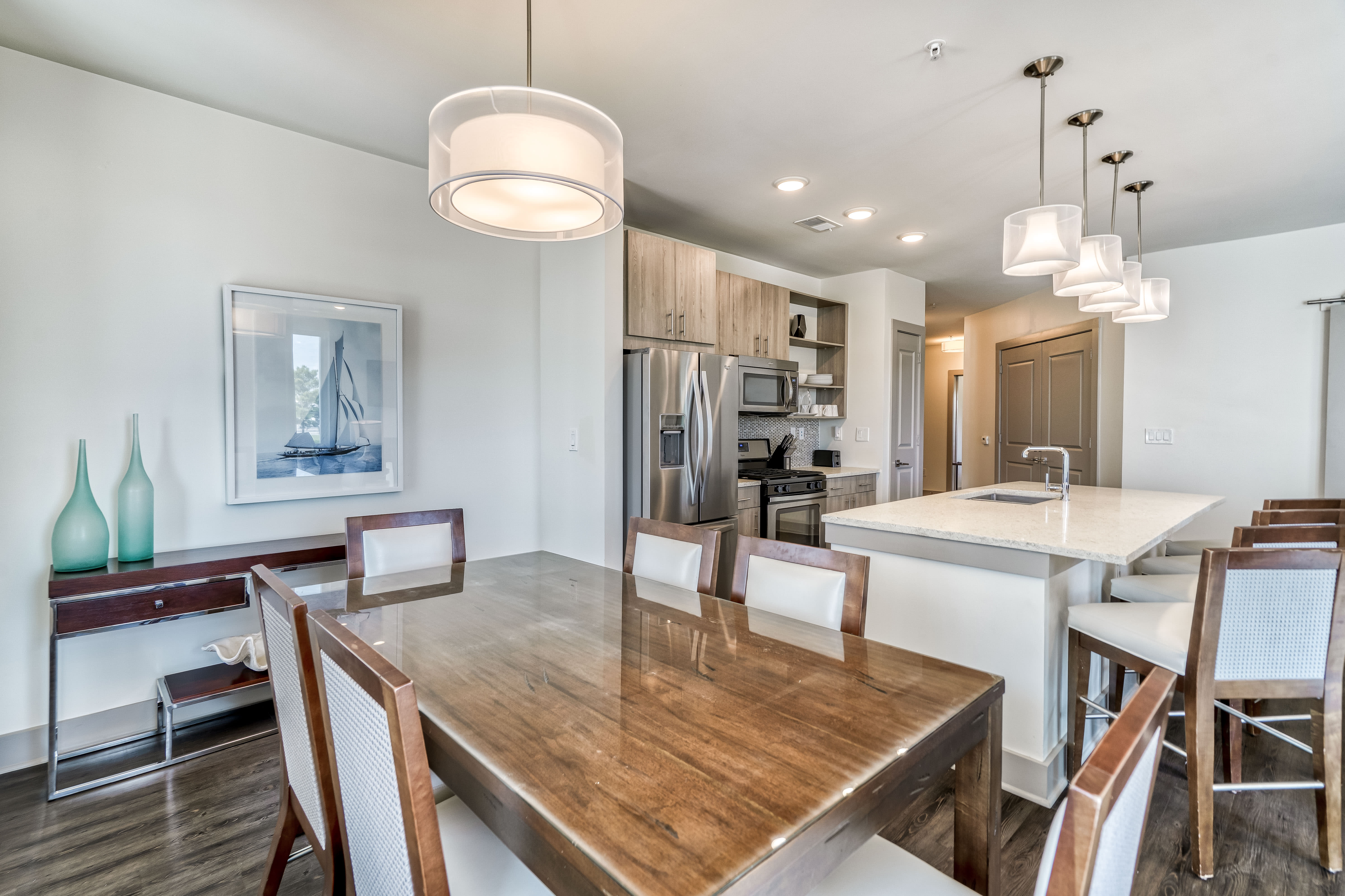 Dining Area with Seating for 6!