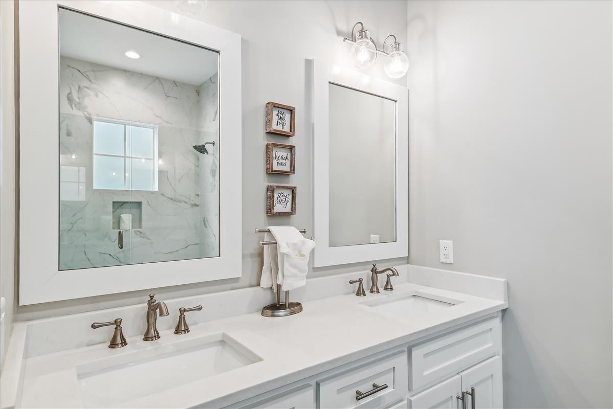 King Guest En-Suite - Dual Vanities