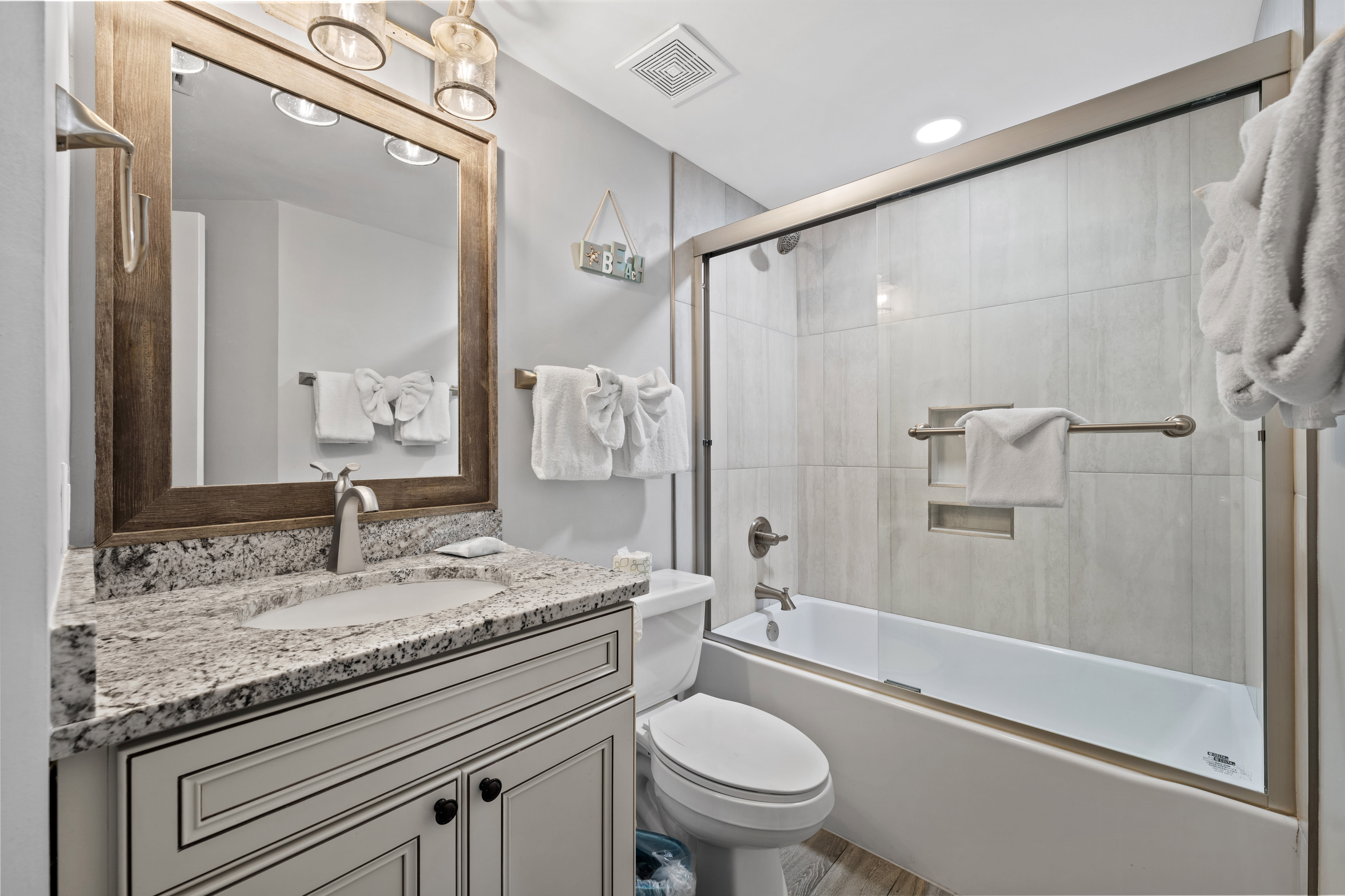 16.1 White Caps 1404 Bathroom 2