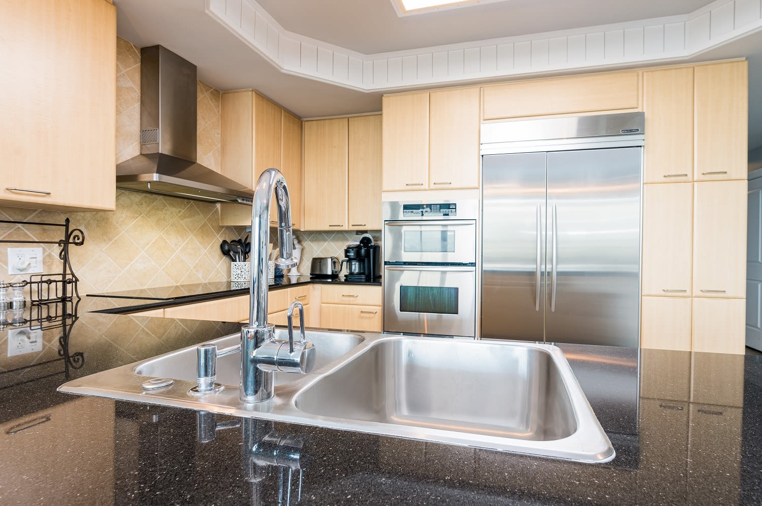 12 Caribe 305C Kitchen