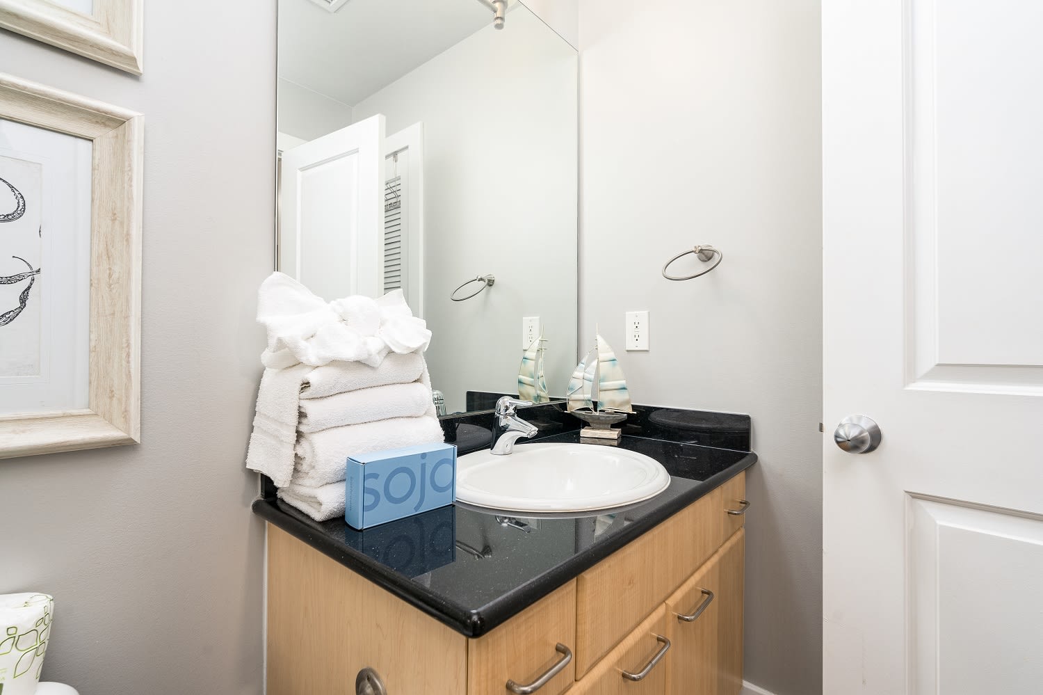 27 Caribe 305C Bathroom 2