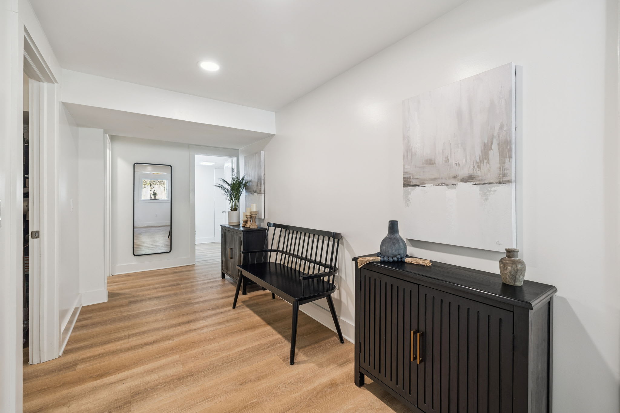 Inviting 1st Floor Entry!