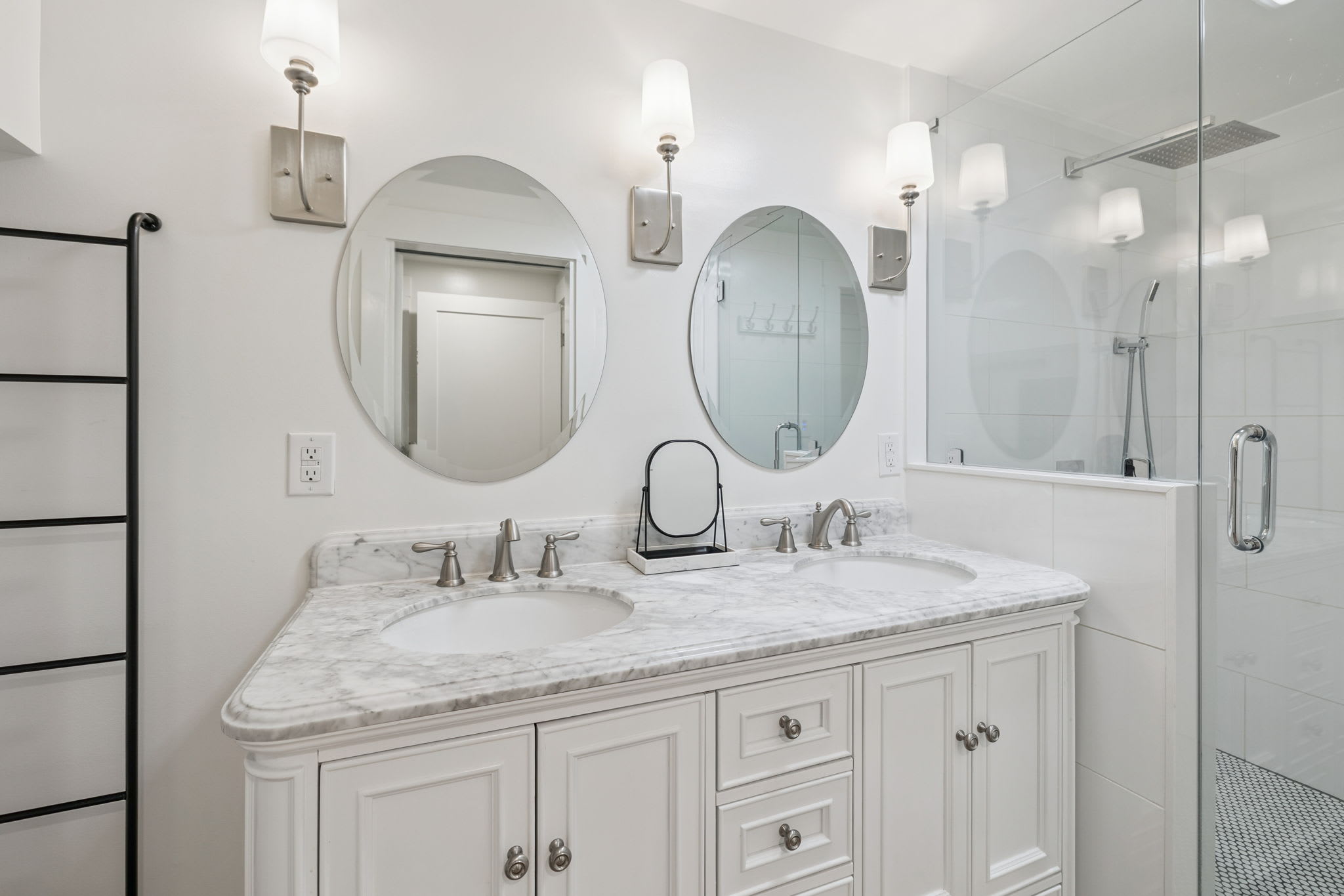 Primary King En-Suite - Dual Vanities