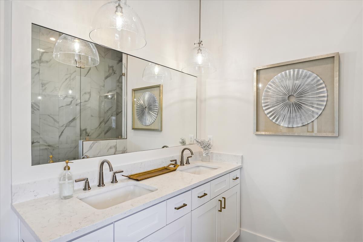 2nd Floor - Primary King En-Suite