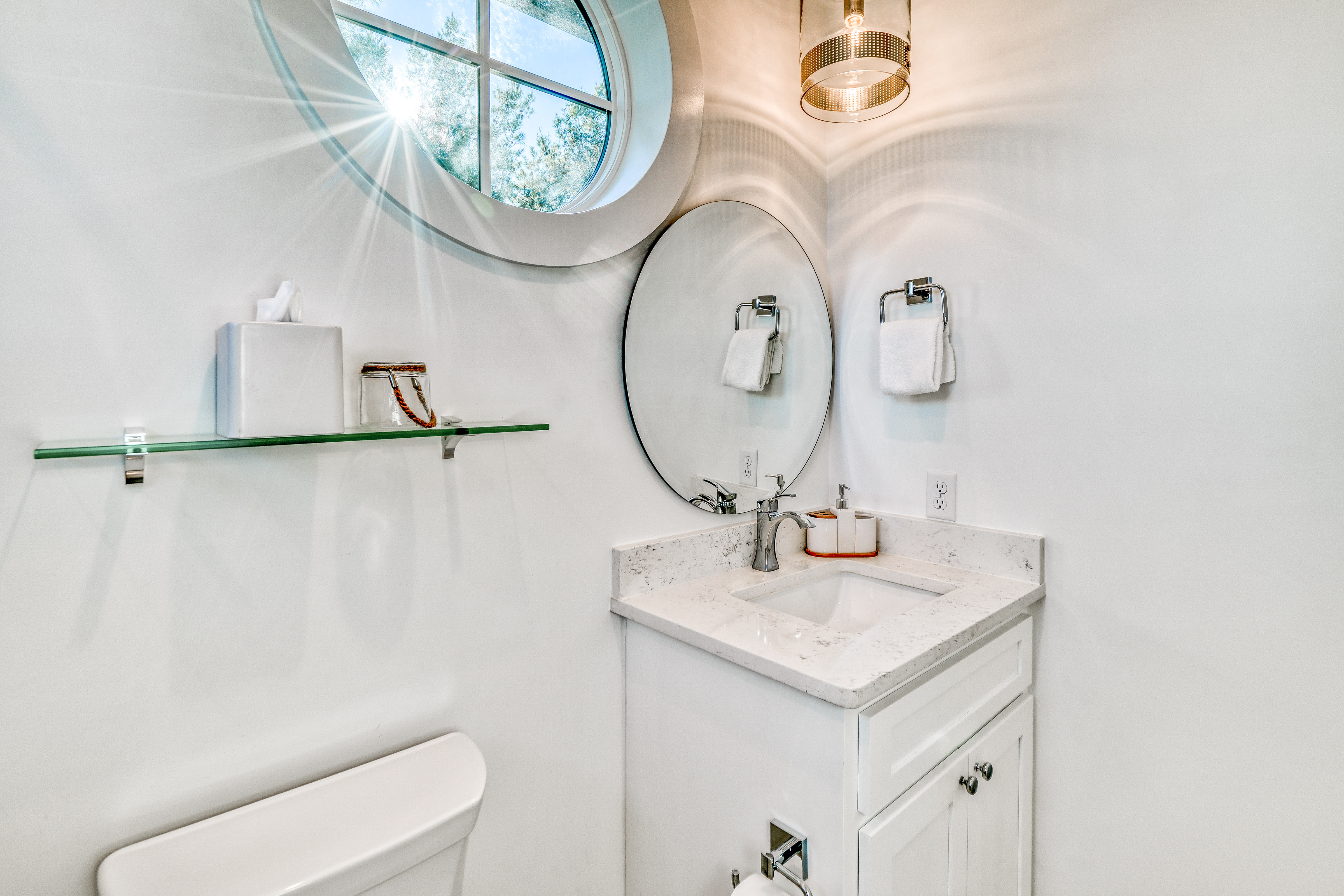 Queen Guest En-Suite - Single Vanity