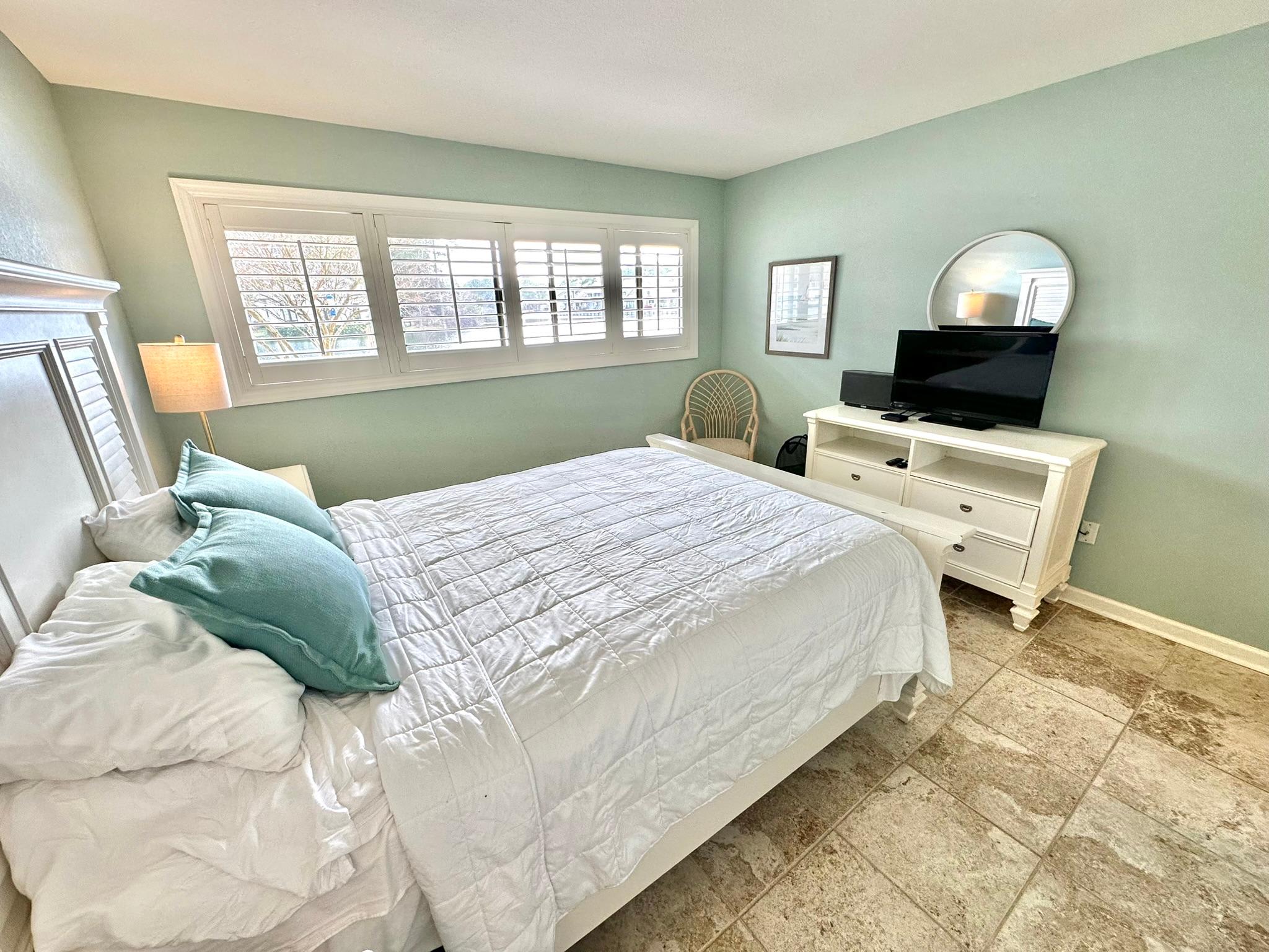 Guest Bedroom - Queen