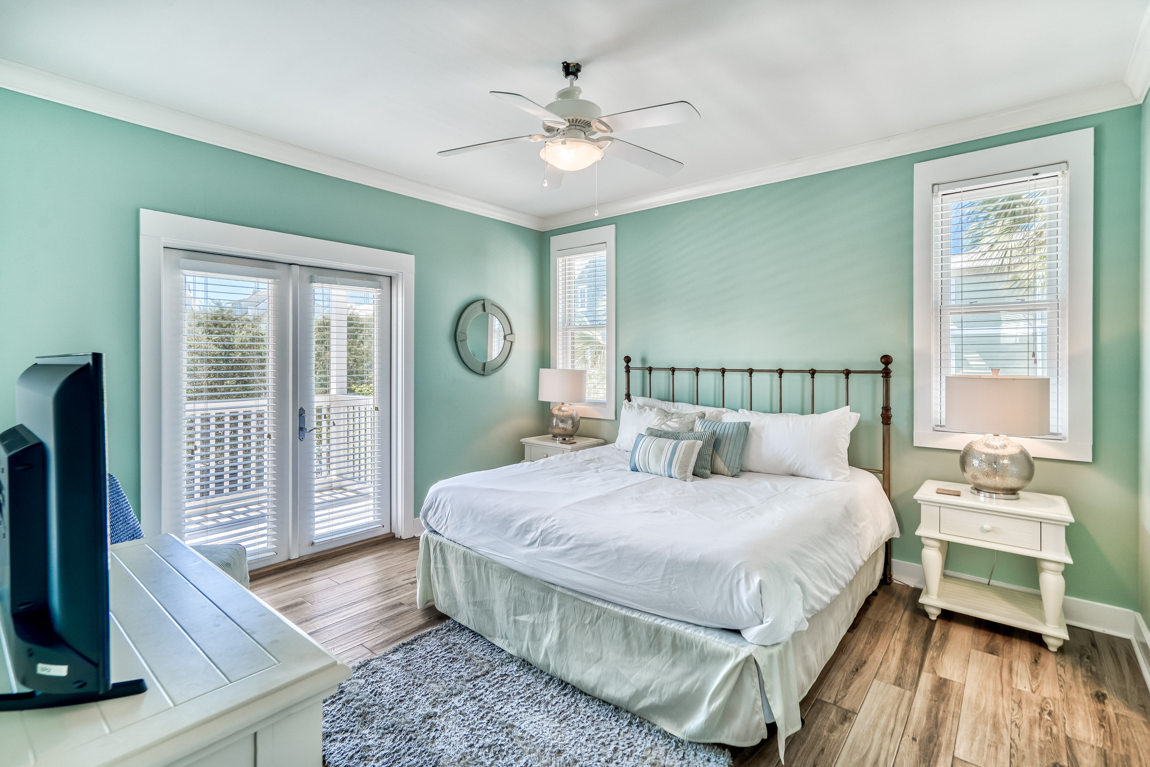 2nd Floor - Guest Bedroom - King Size Bed