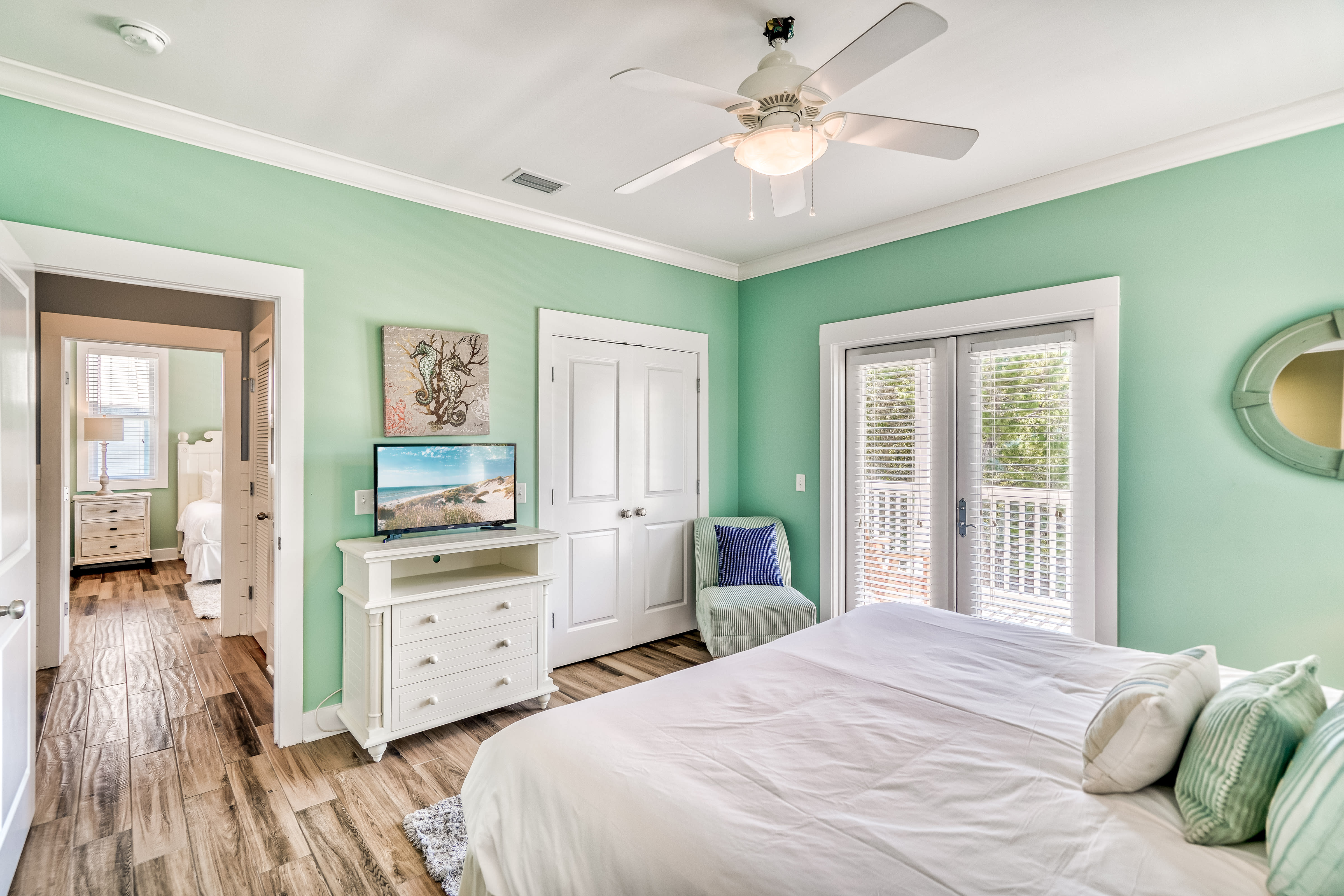 2nd Floor - Guest Bedroom - King Size Bed