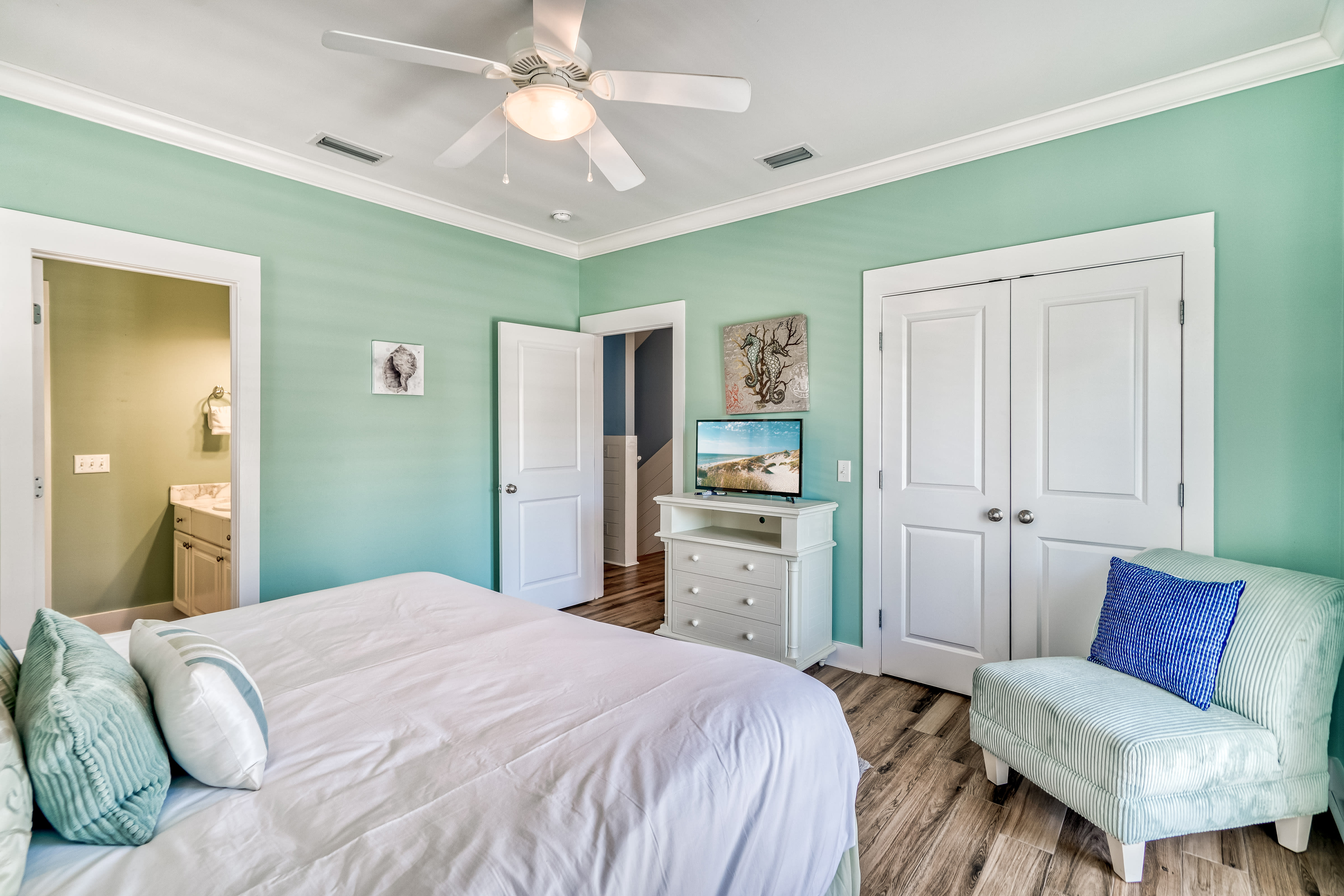 2nd Floor - Guest Bedroom - King Size Bed