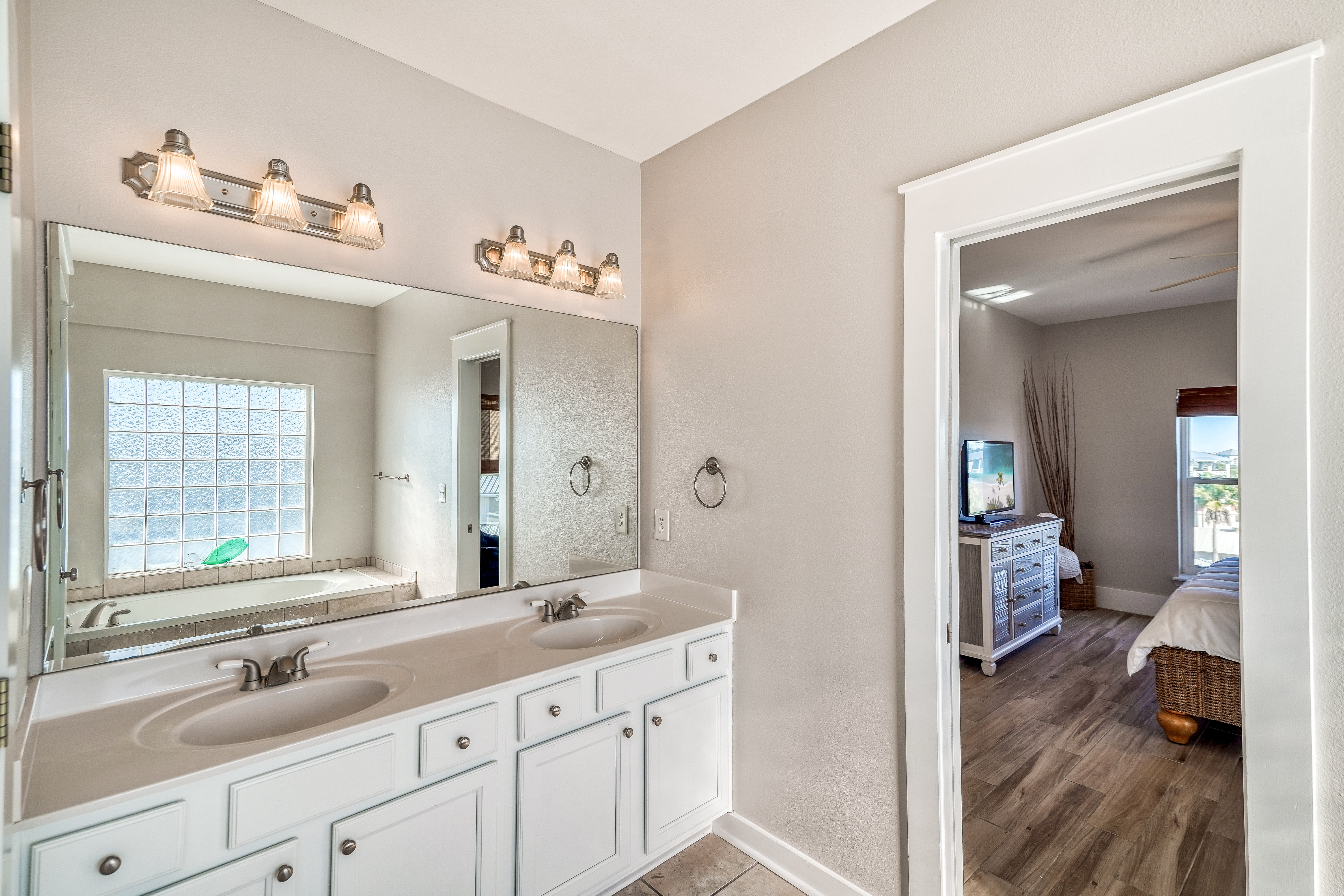 King Guest En-Suite - Dual Vanities