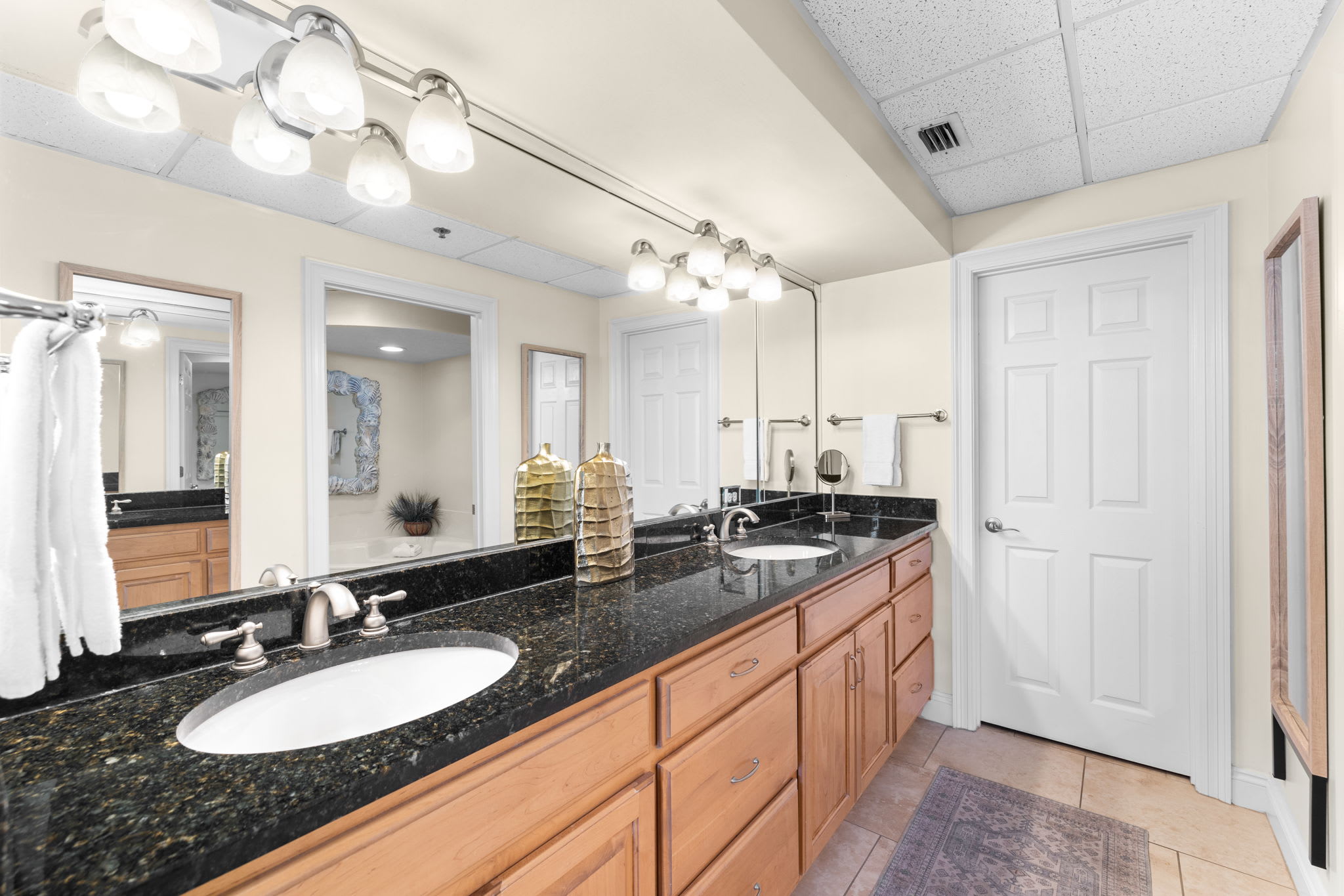 Primary King En-Suite - Dual Vanities