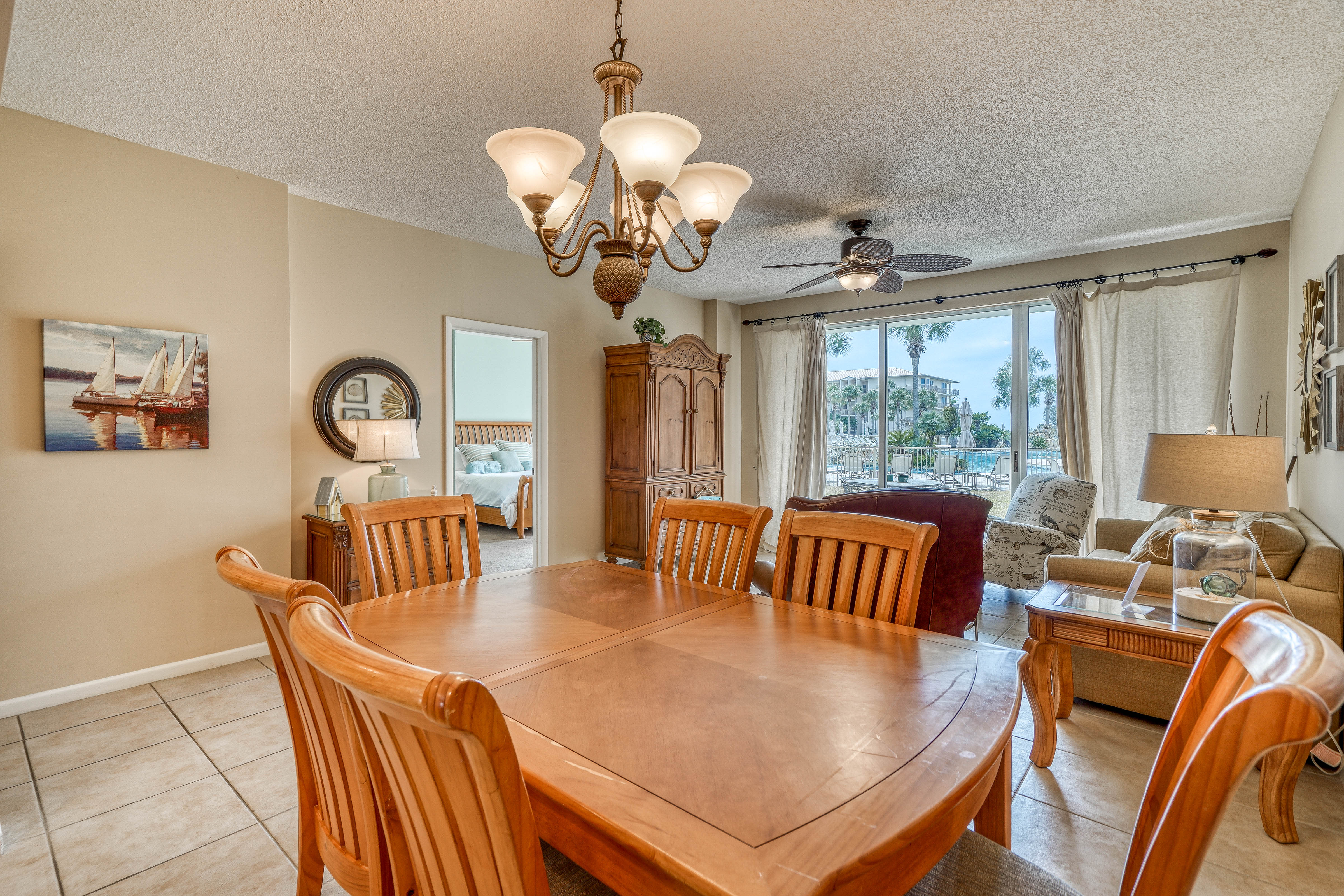 Dining Area with Seating for 6!