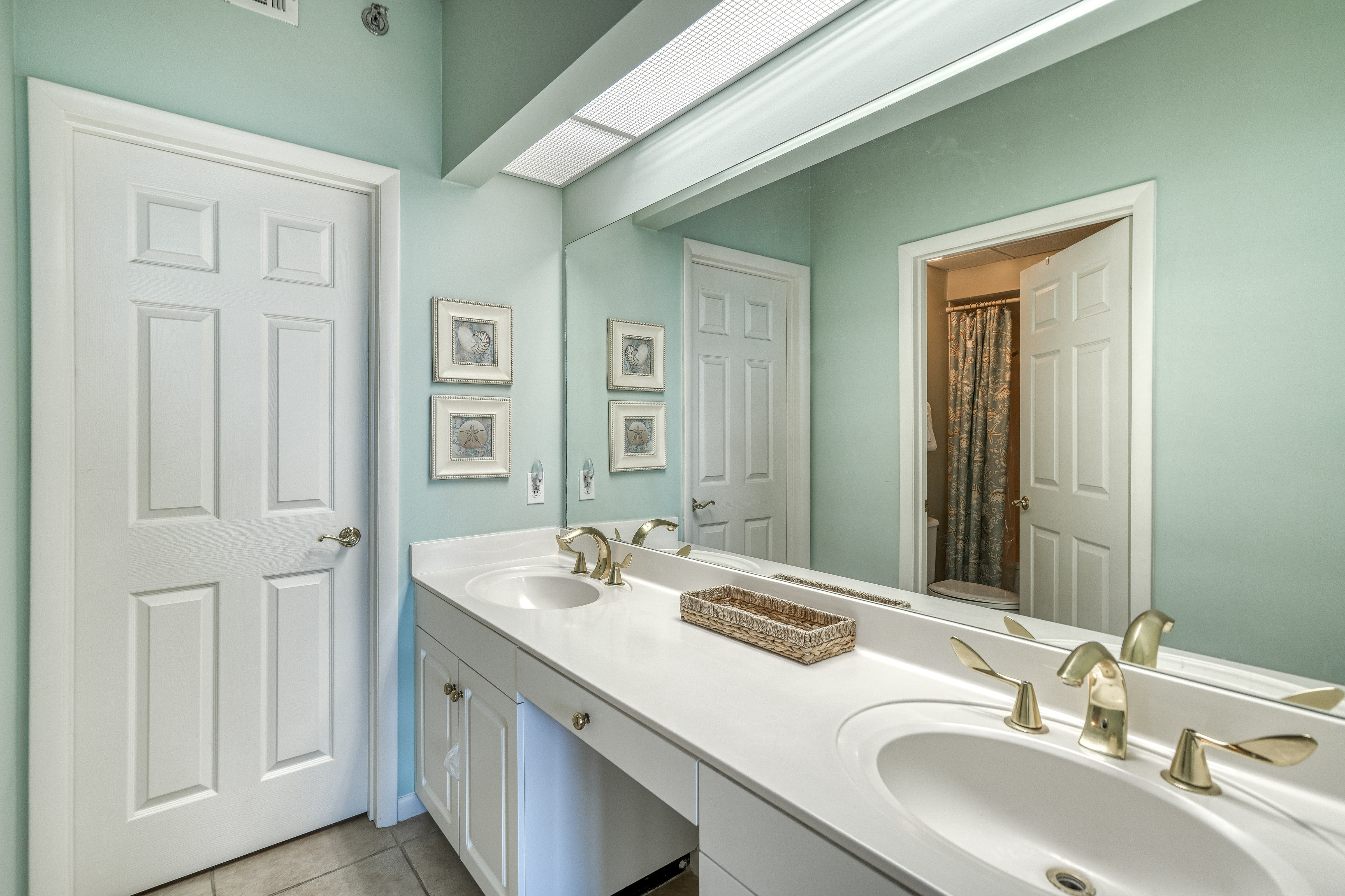 Primary King En-Suite - Dual Vanities