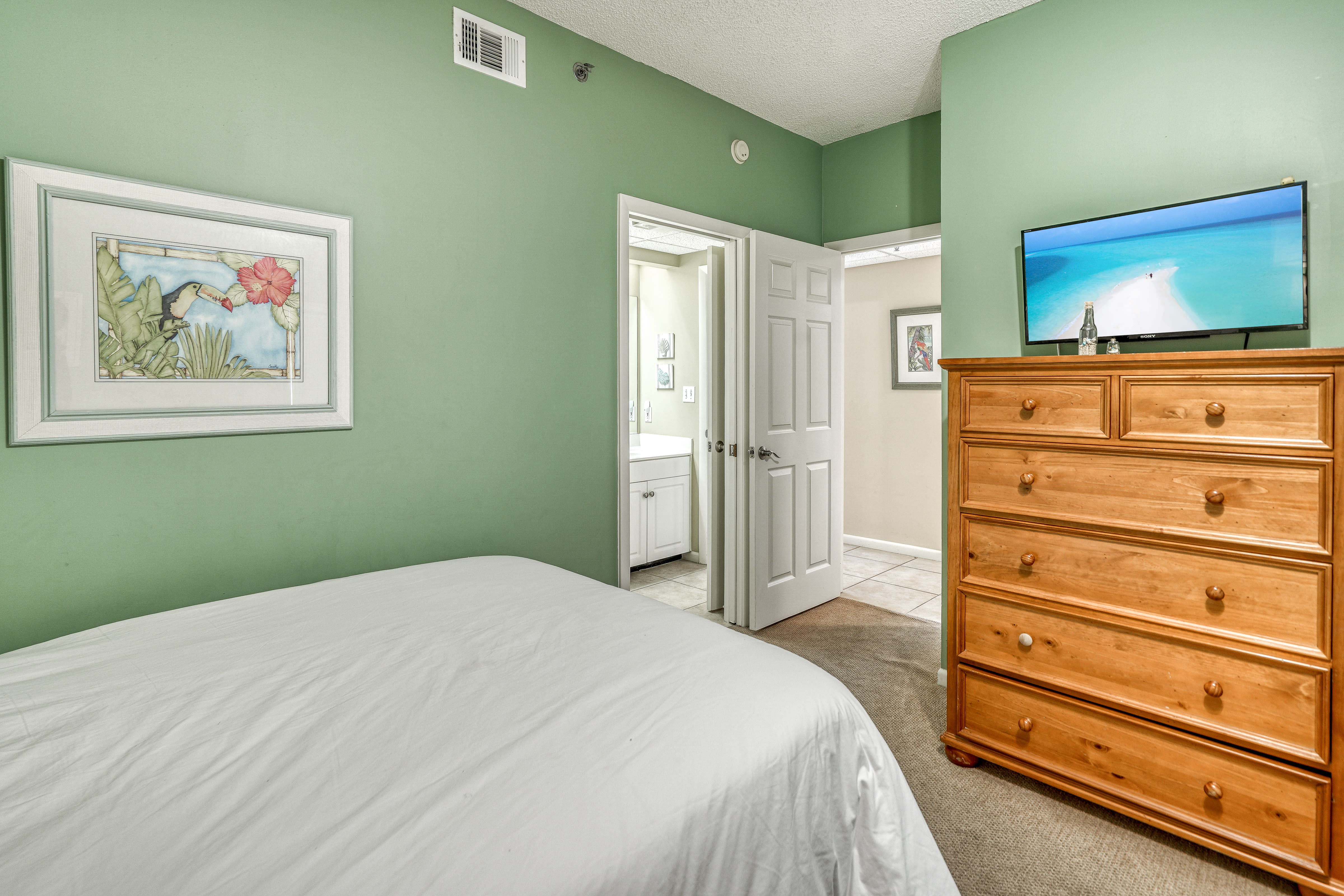 Queen Guest Suite - Equipped with a Flat-Screen TV