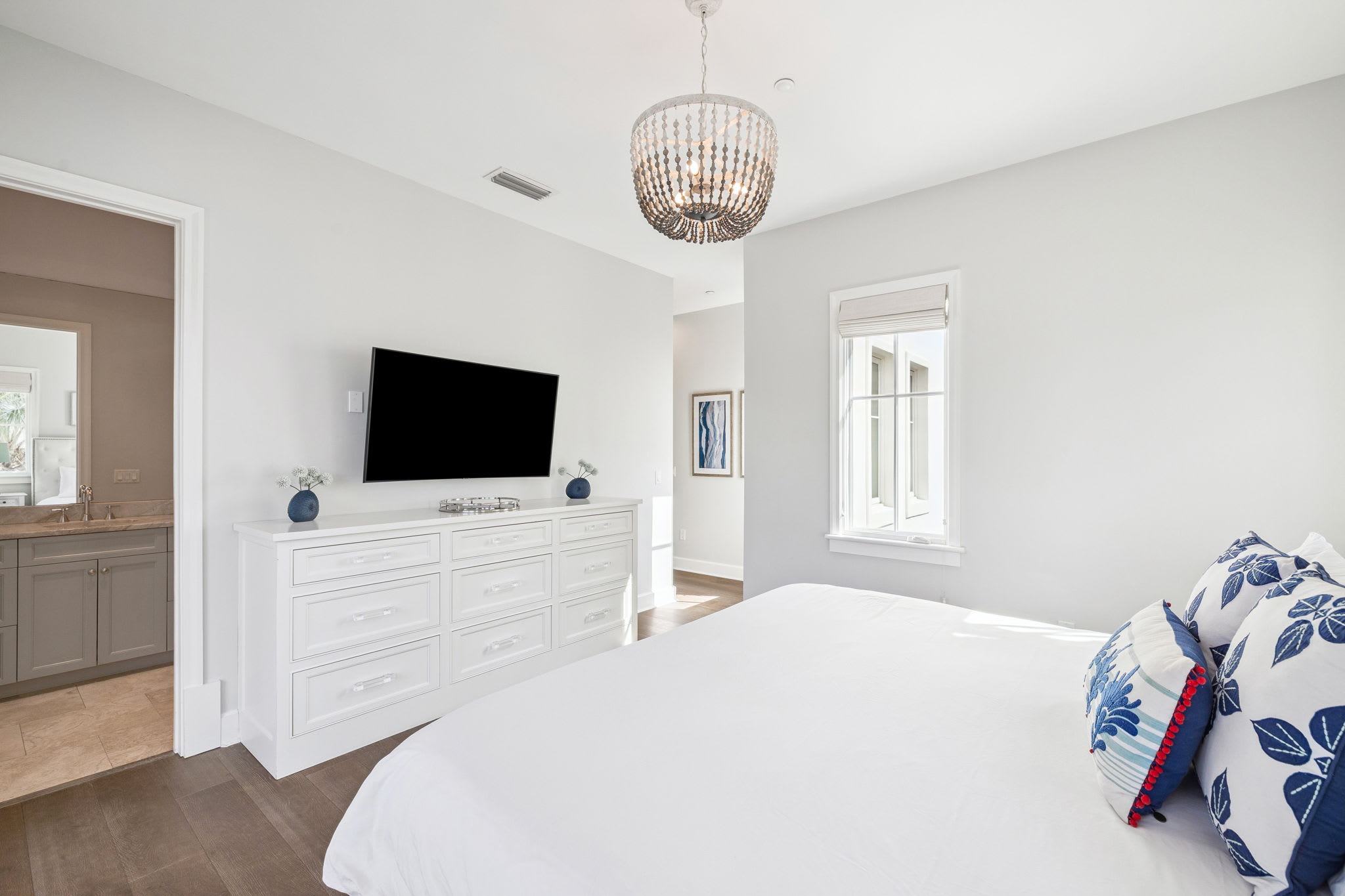 King Guest Suite - Equipped with a Flat-Screen TV