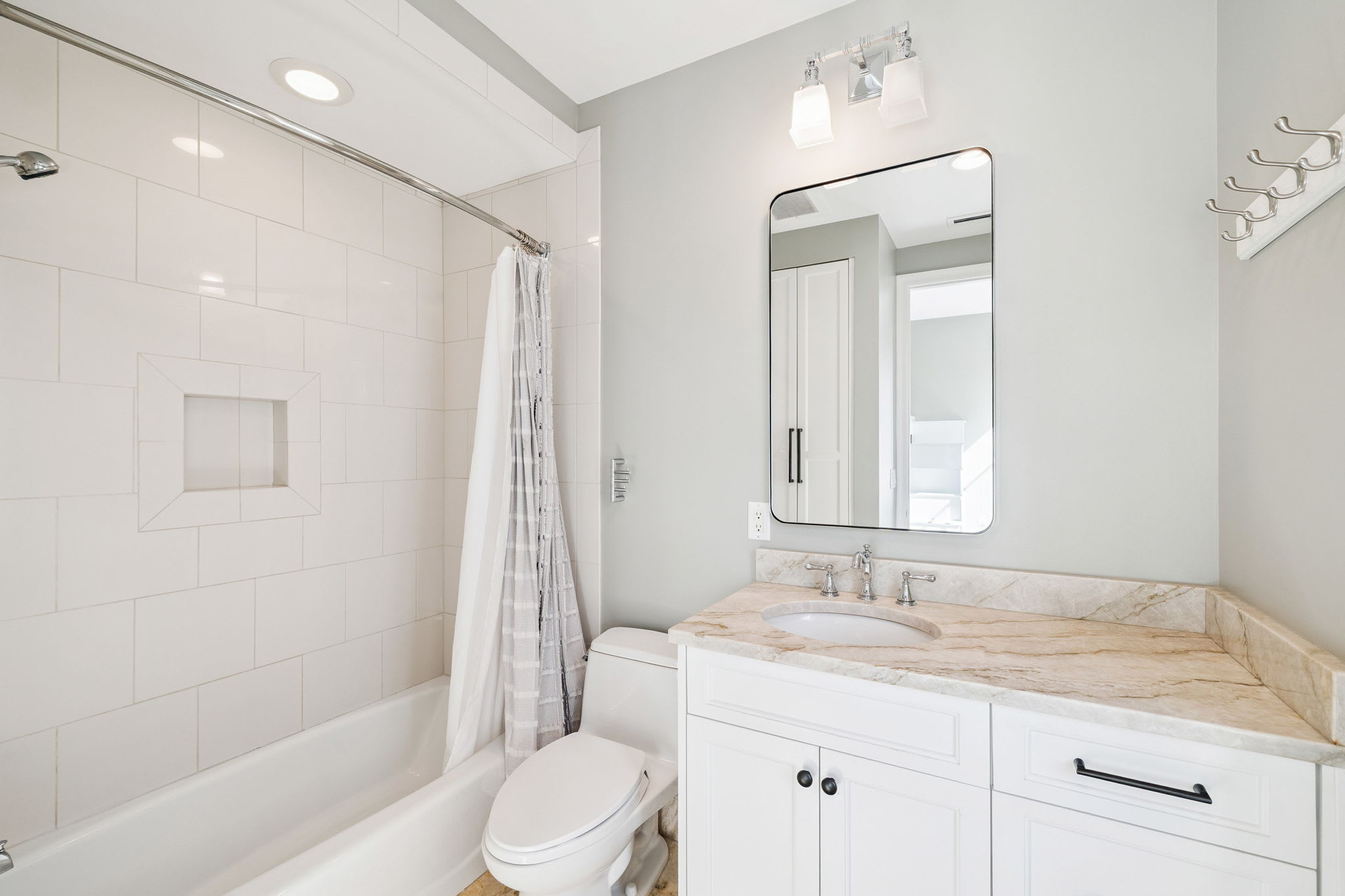 Bunk Room En-Suite - Single Vanity & Shower/Tub Combo