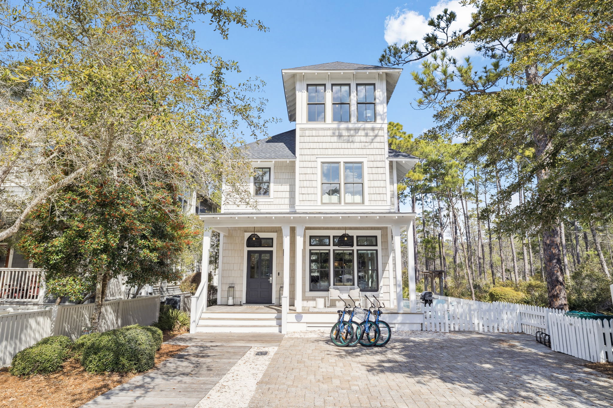 Welcome to 'HollieBird House' in Watersound West!