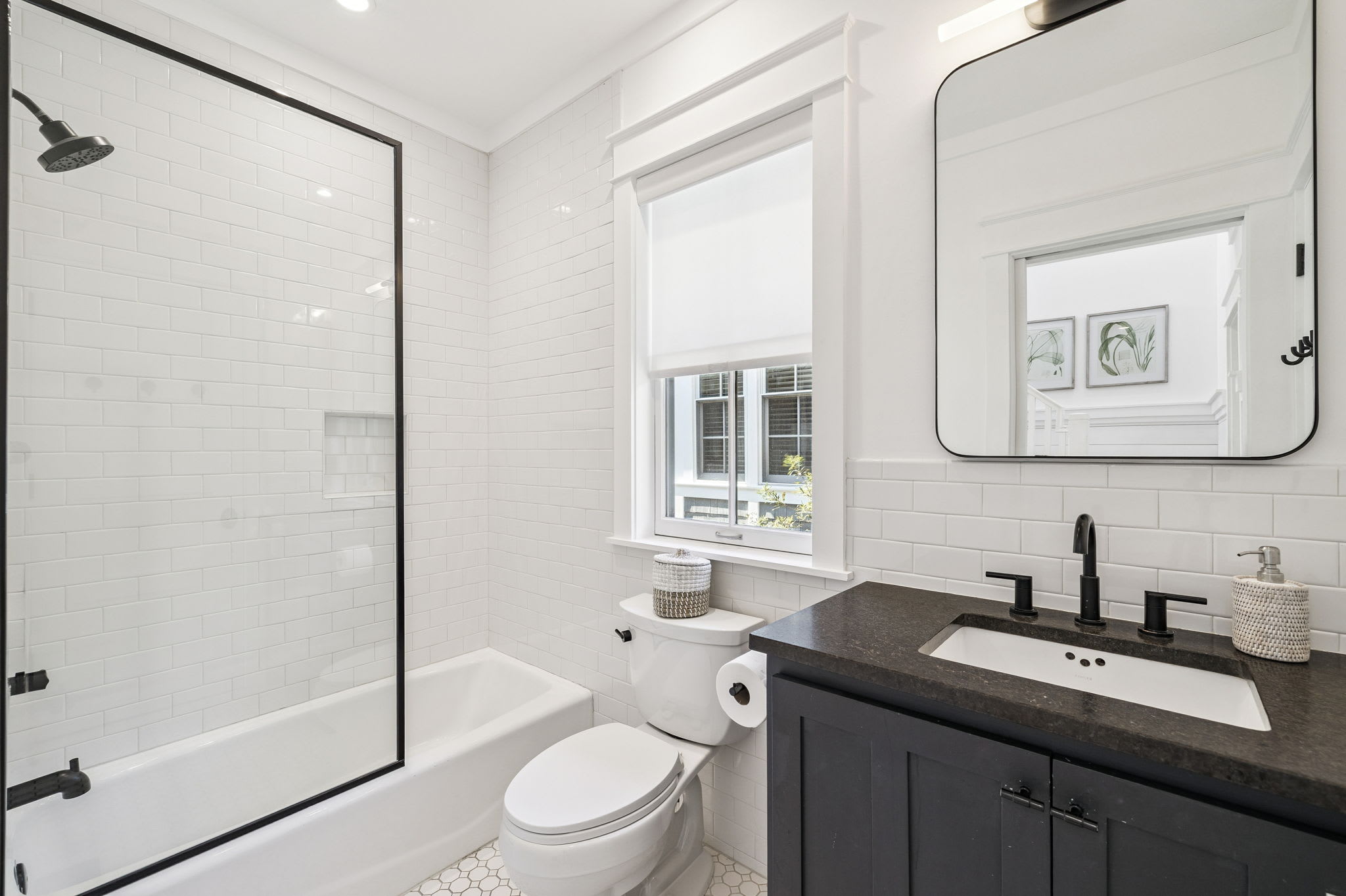 Queen Guest En-Suite - Single Vanity + Shower/Tub Combo