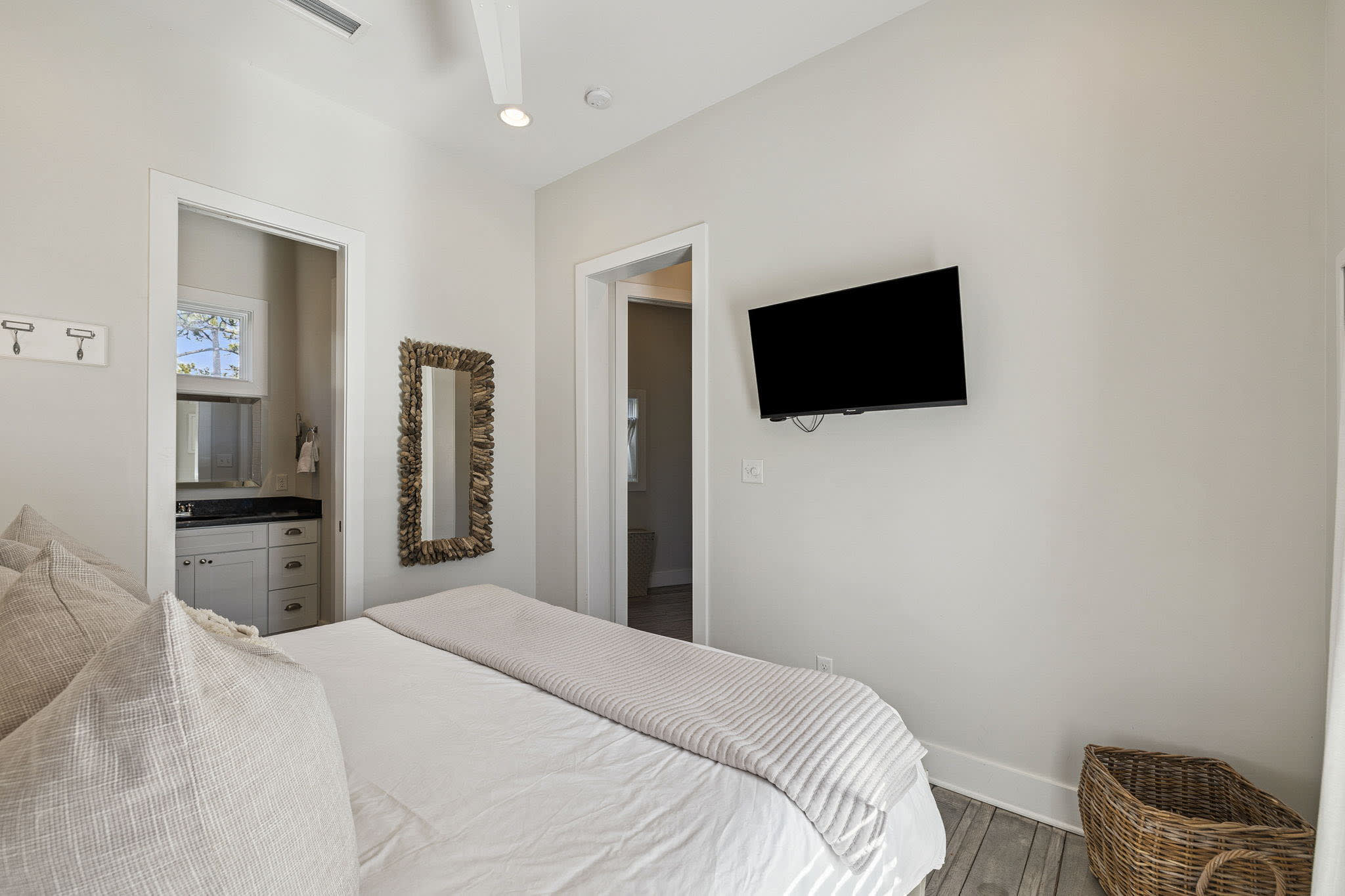 King Guest Suite - Balcony Access + Flat-Screen TV