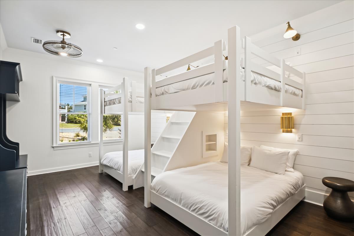 Second Bunk Room - 2 Queen over Queen Bunks