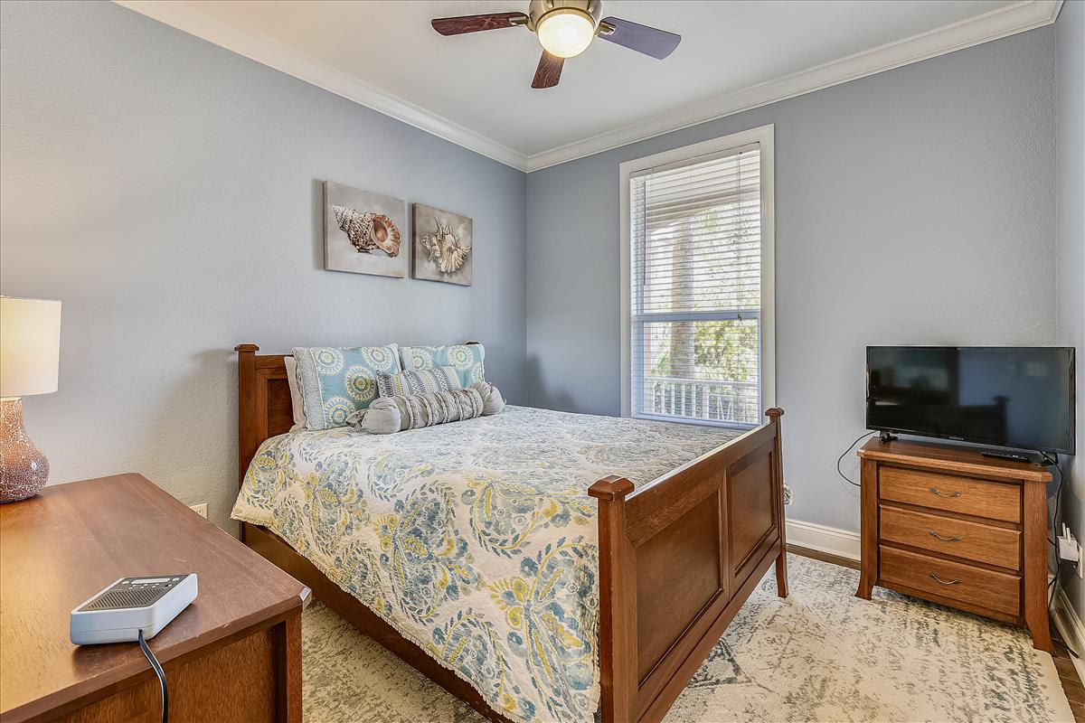 1st Floor - Queen Guest Room