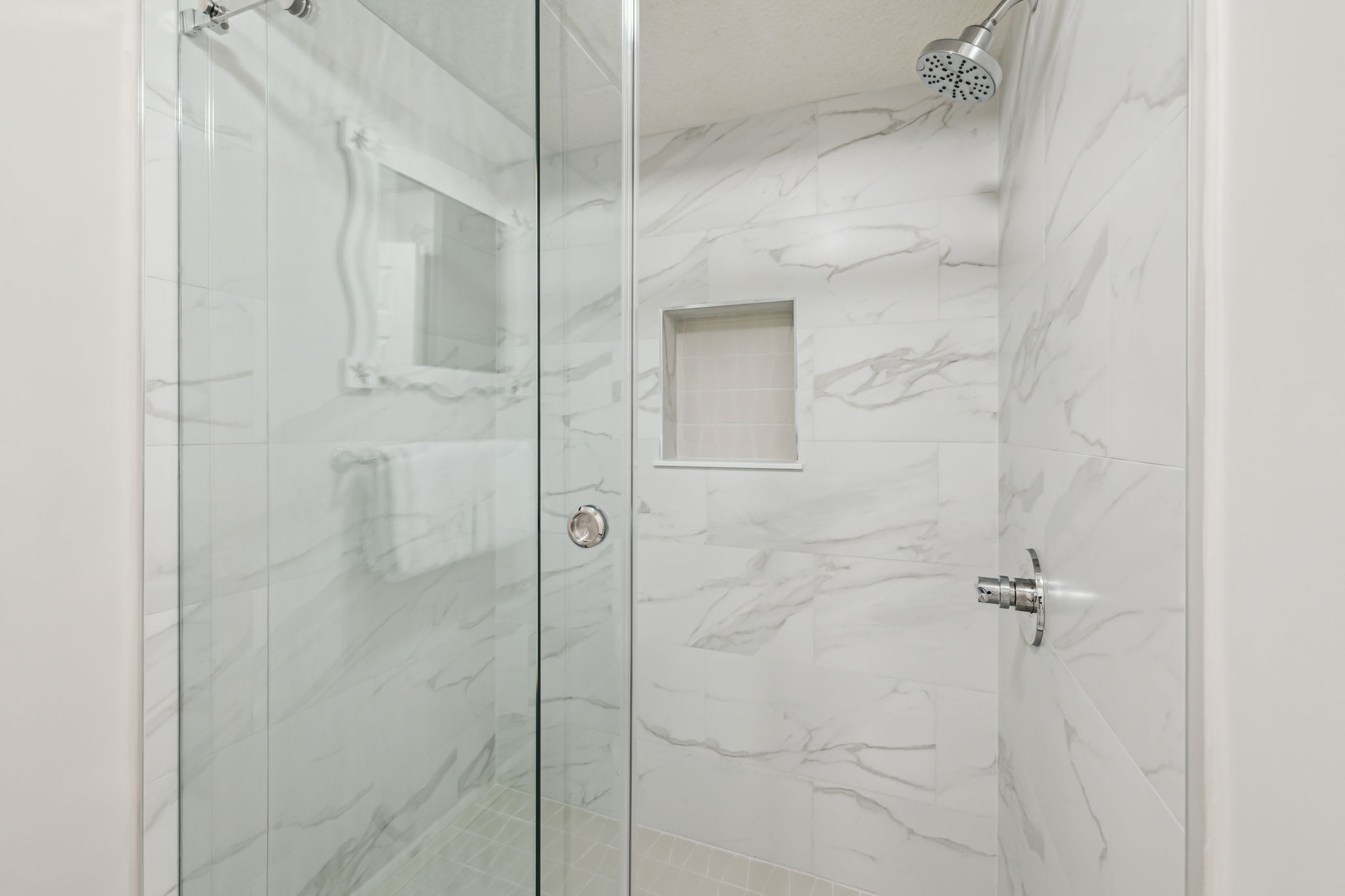 Queen Guest En-Suite - Walk-In Shower