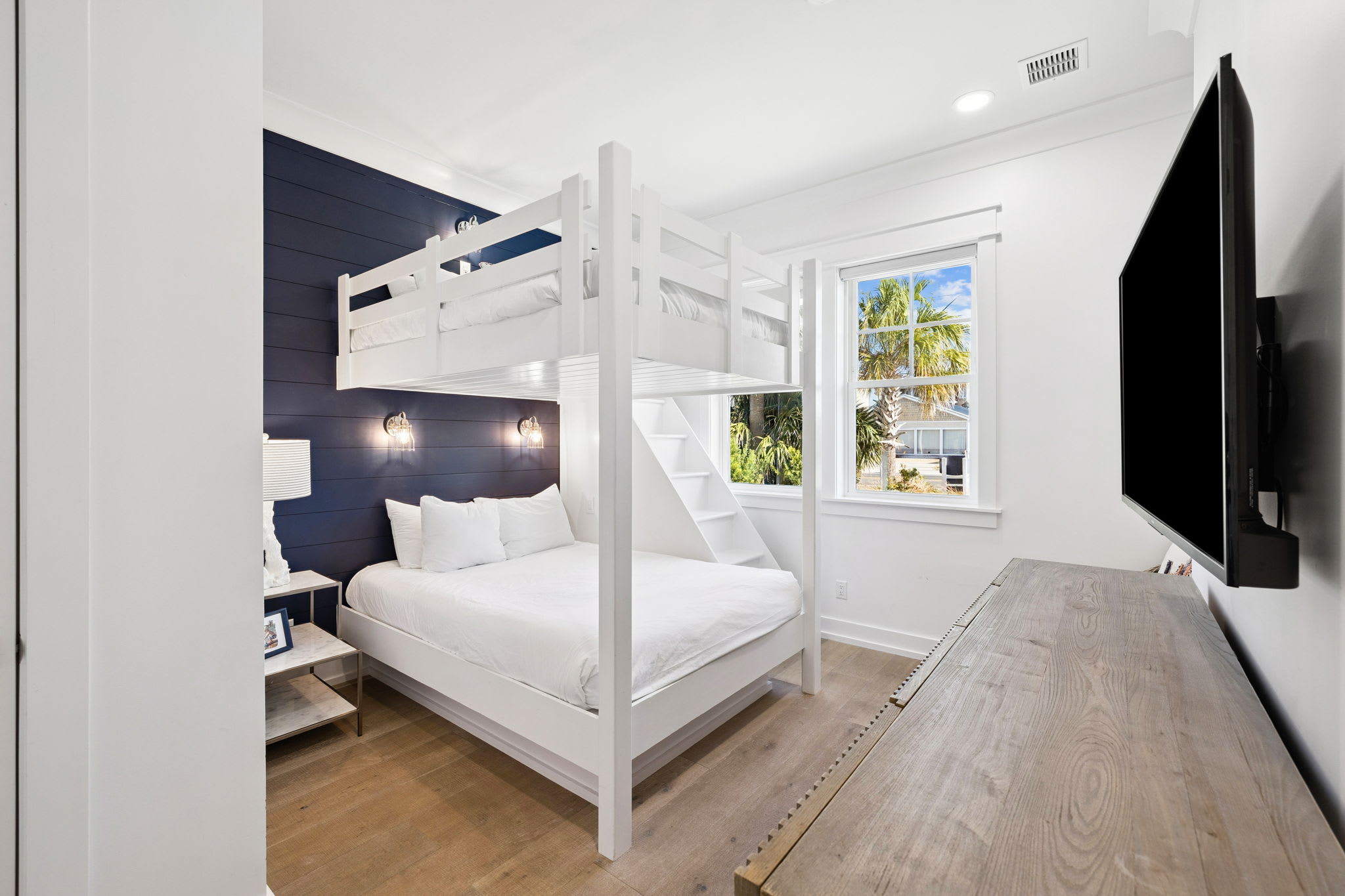 1st Floor - Queen Bunk Room