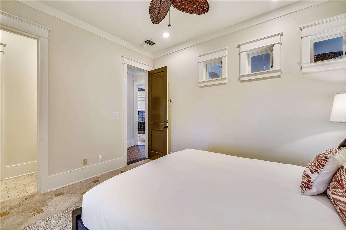 Queen Guest Suite - Equipped with a Window Sitting Area