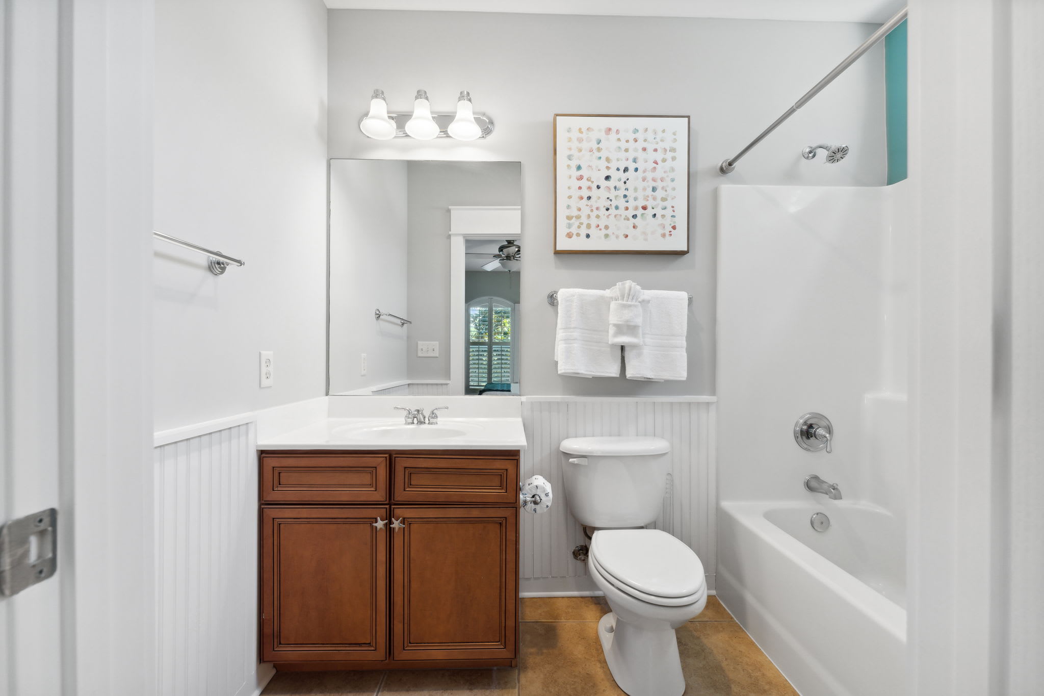 King Guest En-Suite - Single Vanity + Shower/Tub Combo