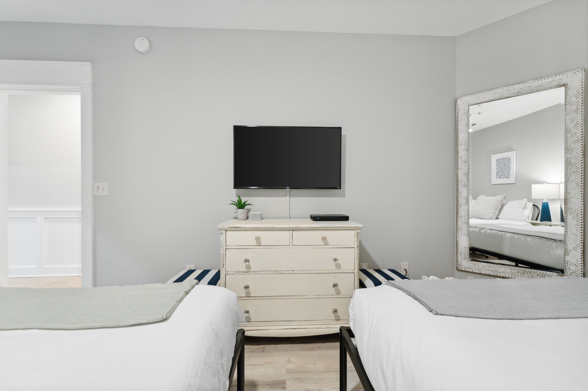 Queen Guest Suite - Equipped with a Flat-Screen TV