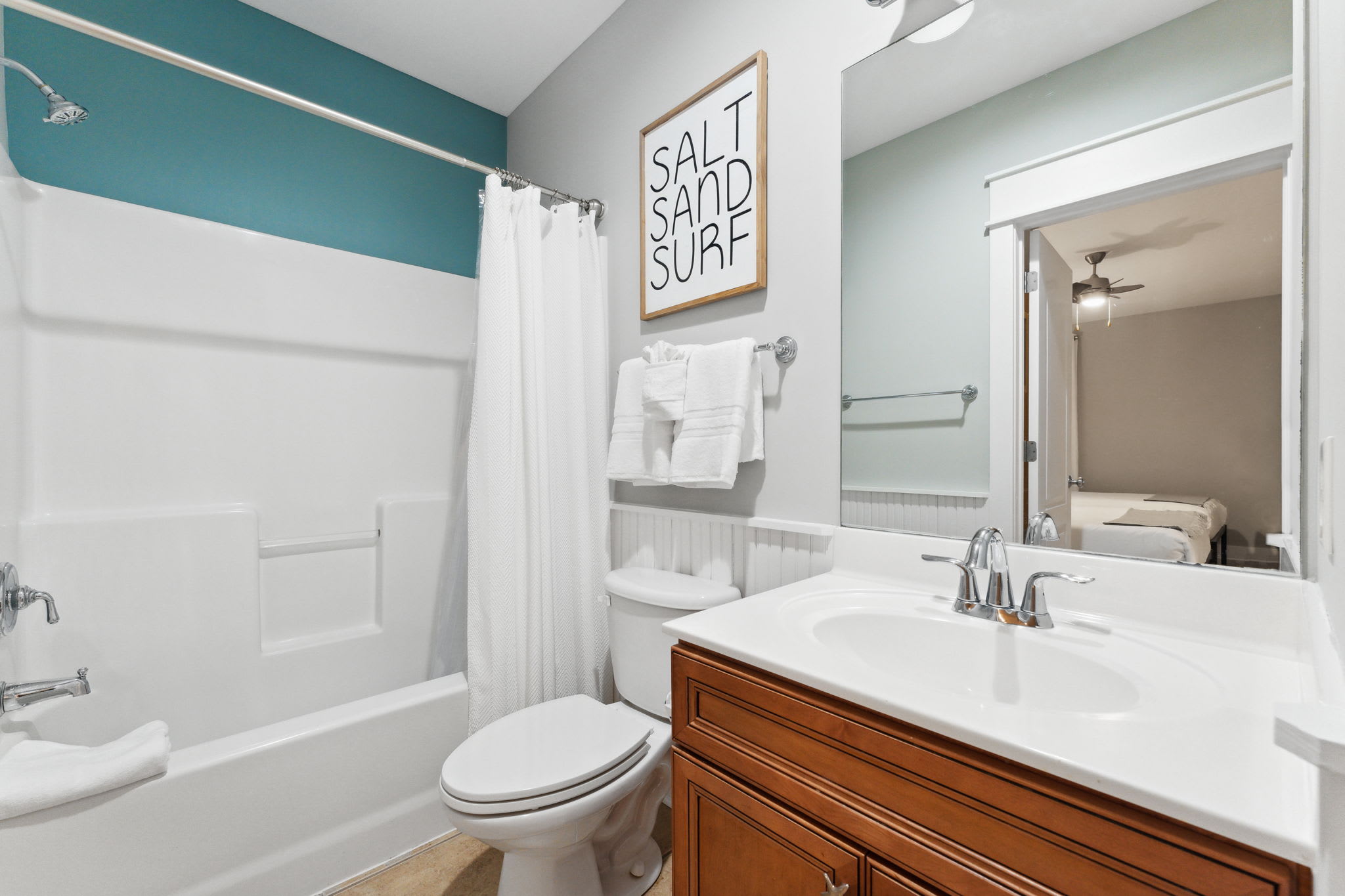 Queen Guest En-Suite - Single Vanity + Shower/Tub Combo