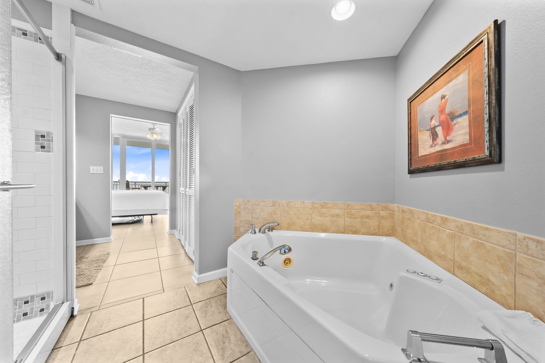 16 Colonnades 1202 Primary Bathroom