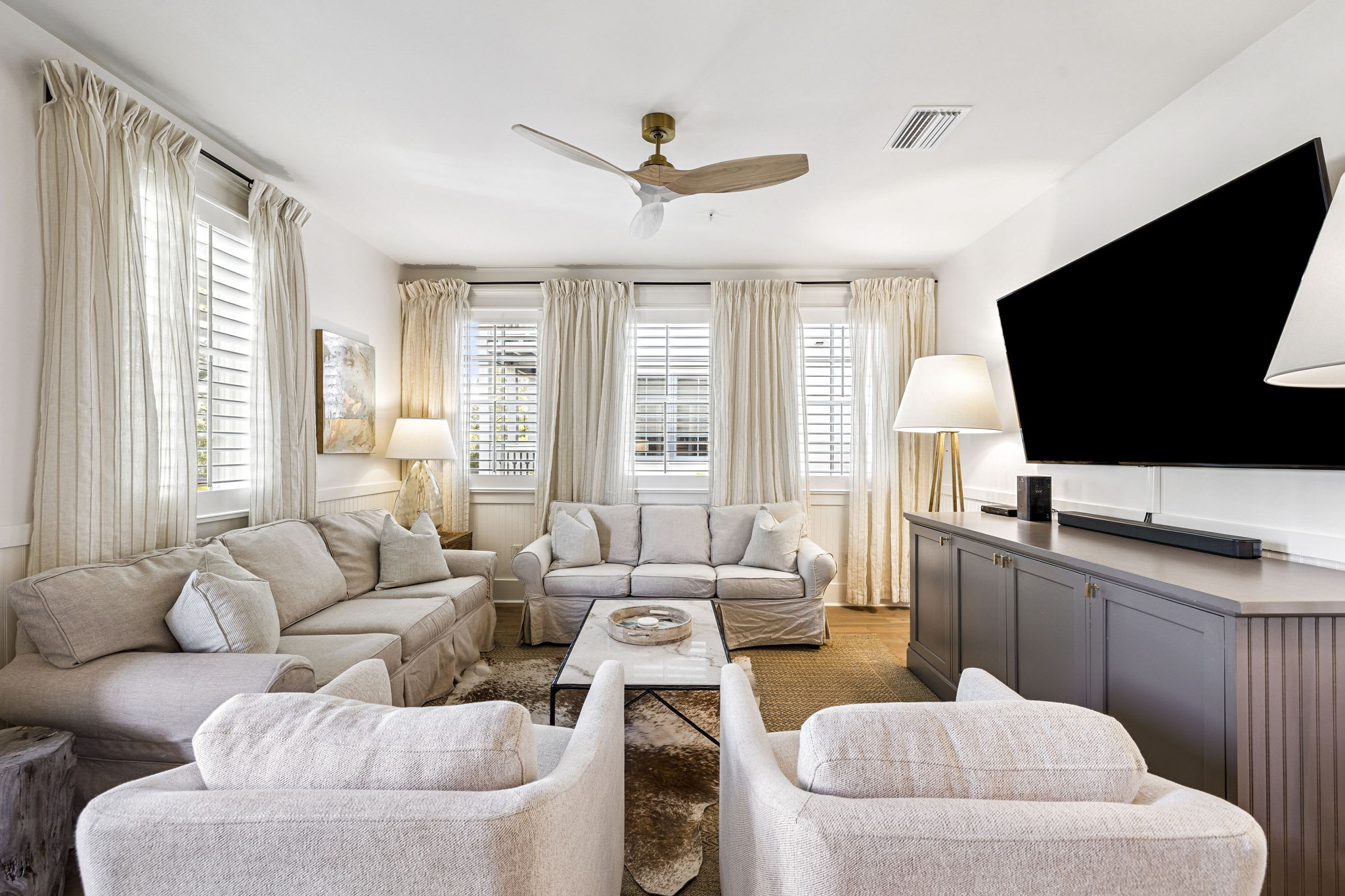 Cozy Living Area with Ample Seating