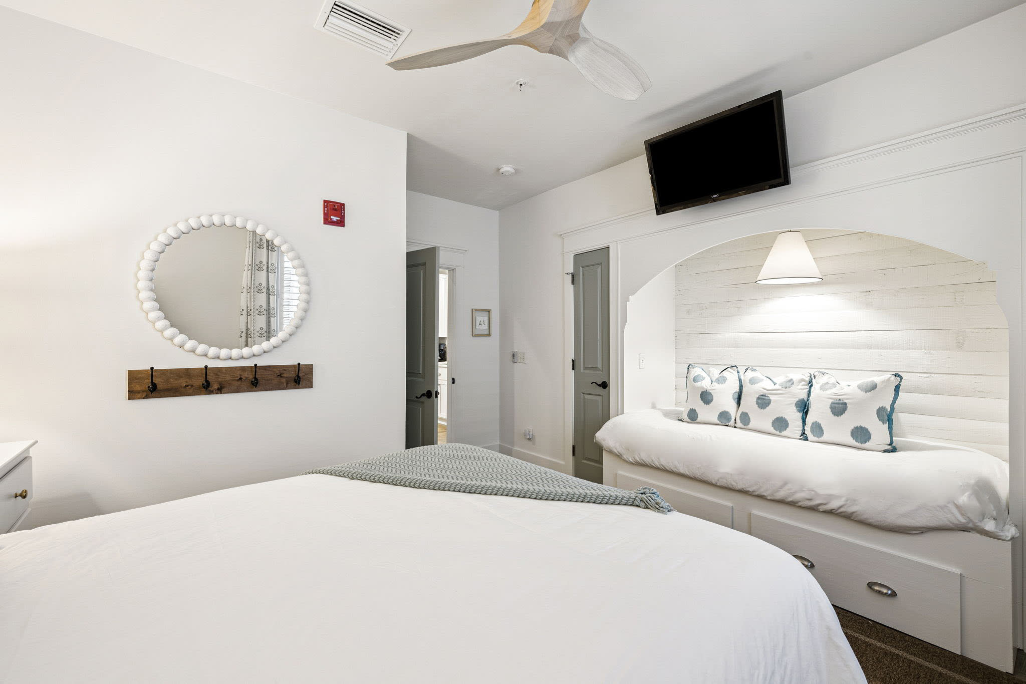 Queen Guest Suite - Twin Daybed + Flat-Screen TV